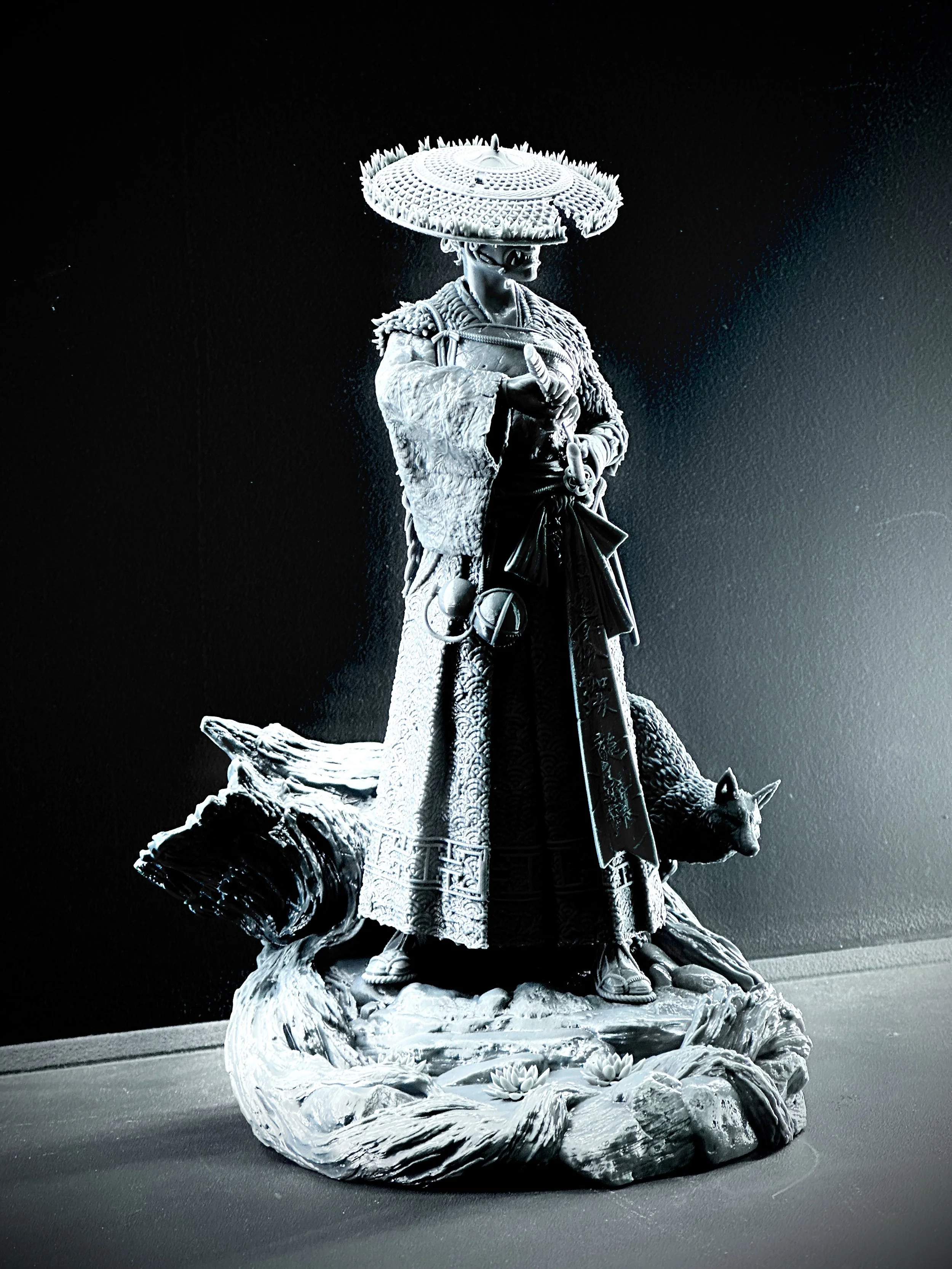 Figura de Atsu impresa en resina de alta calidad de FEROCA con un tamaño de 26cm de altura.