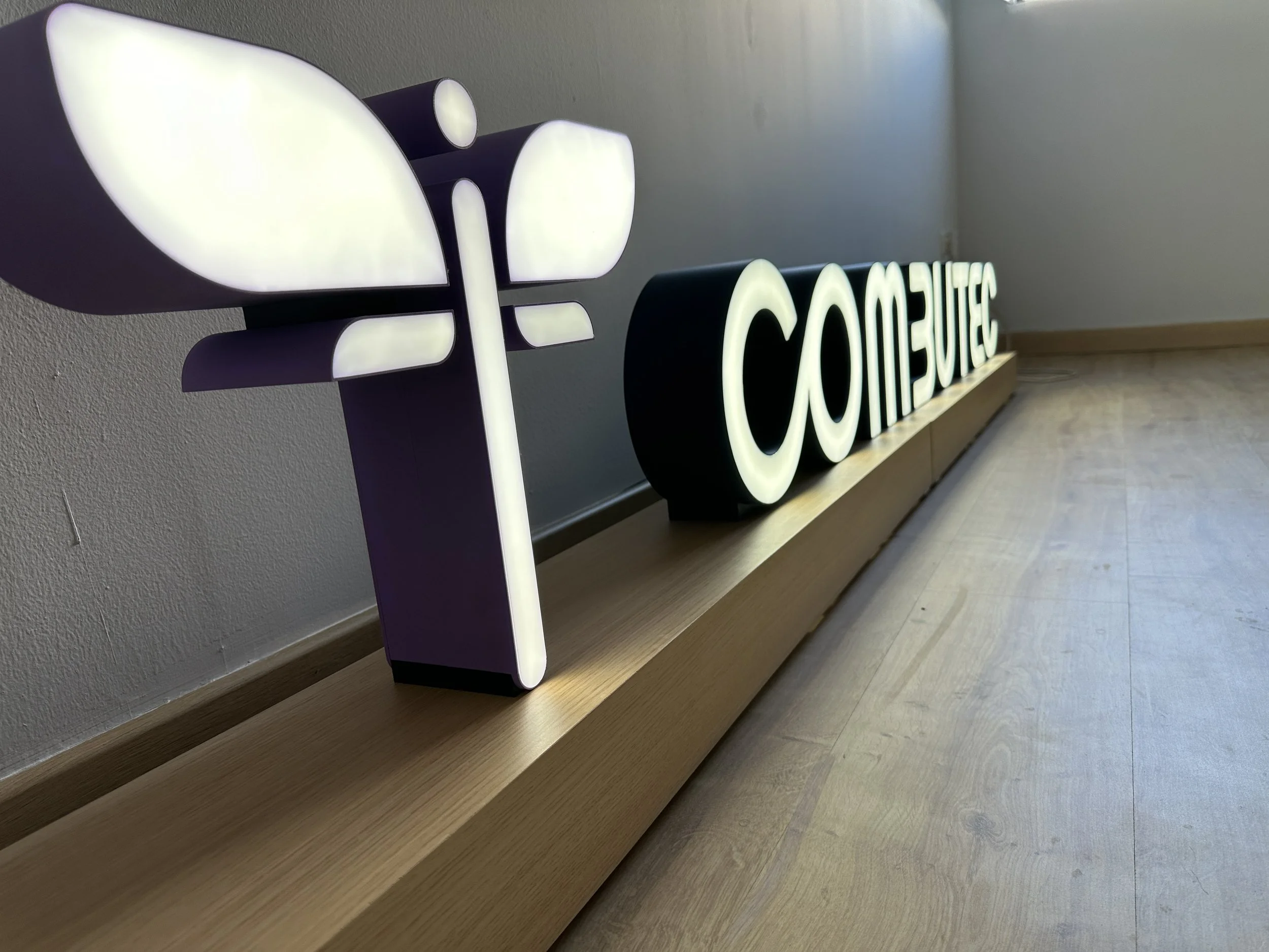 Logo para COMBUTEC iluminado de dos metros y medio de longitud diseñado desde cero, impreso en filamento multicolor, electrificado con LED y montado con un sistema de encaje central.
