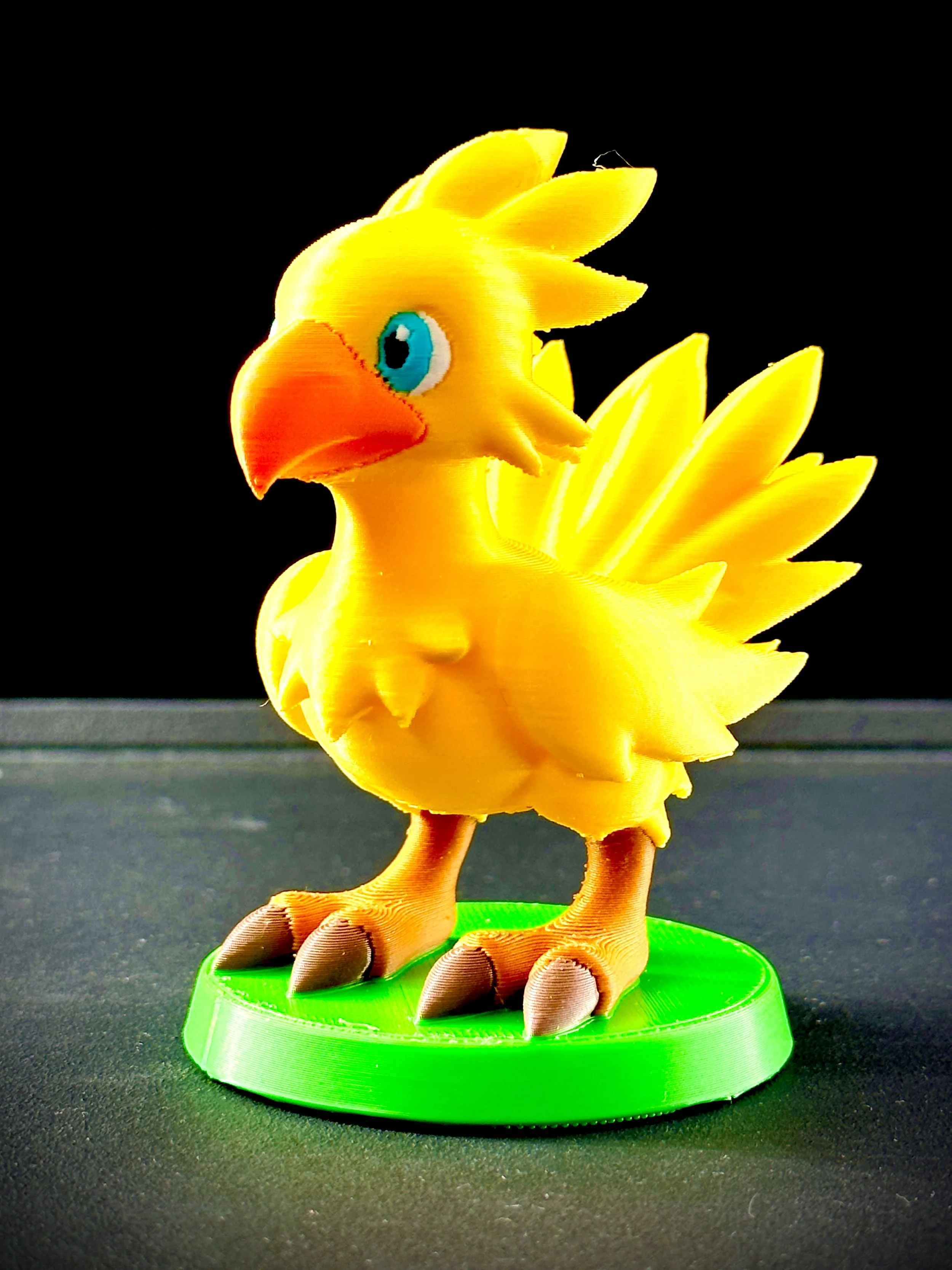 Figura de chocobo impresa en filamento multicolor.