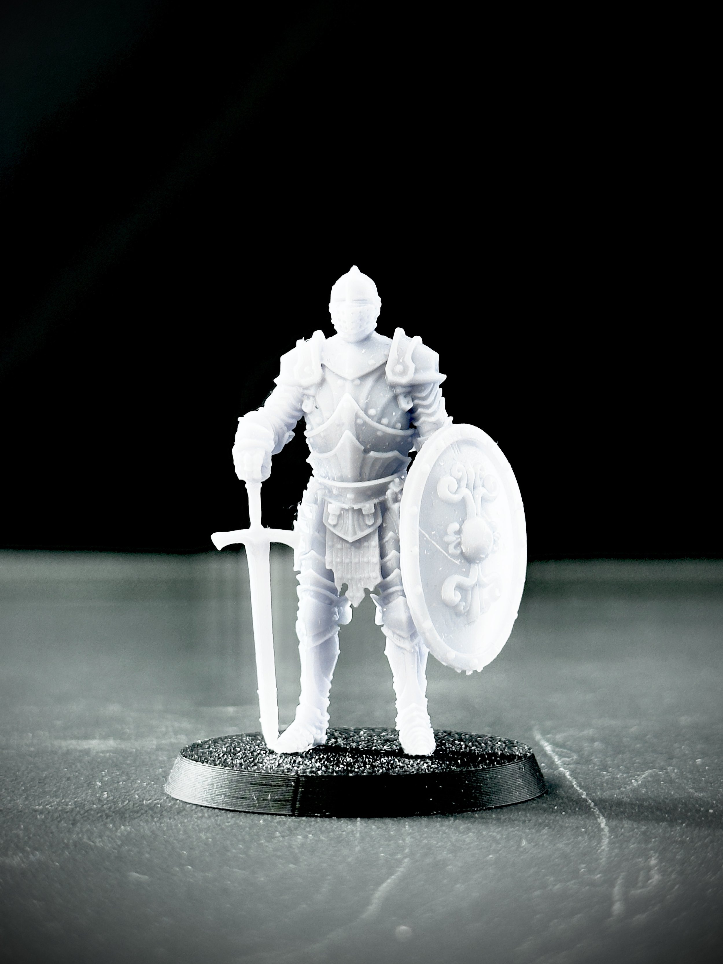 Miniatura impresa en resina de fantasía oscura.