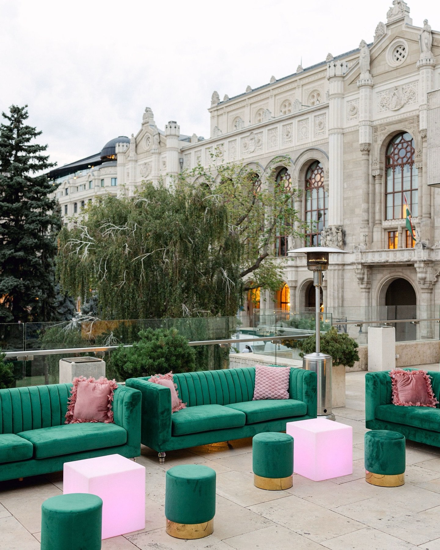 What does it take to completely transform a ballroom in just 2 hours? 
Teamwork. Precision. Creative vision. And a whole lot of passion. ✨🪄

For this corporate event, we turned Marriott&rsquo;s iconic ballroom into a fully designed, immersive experi