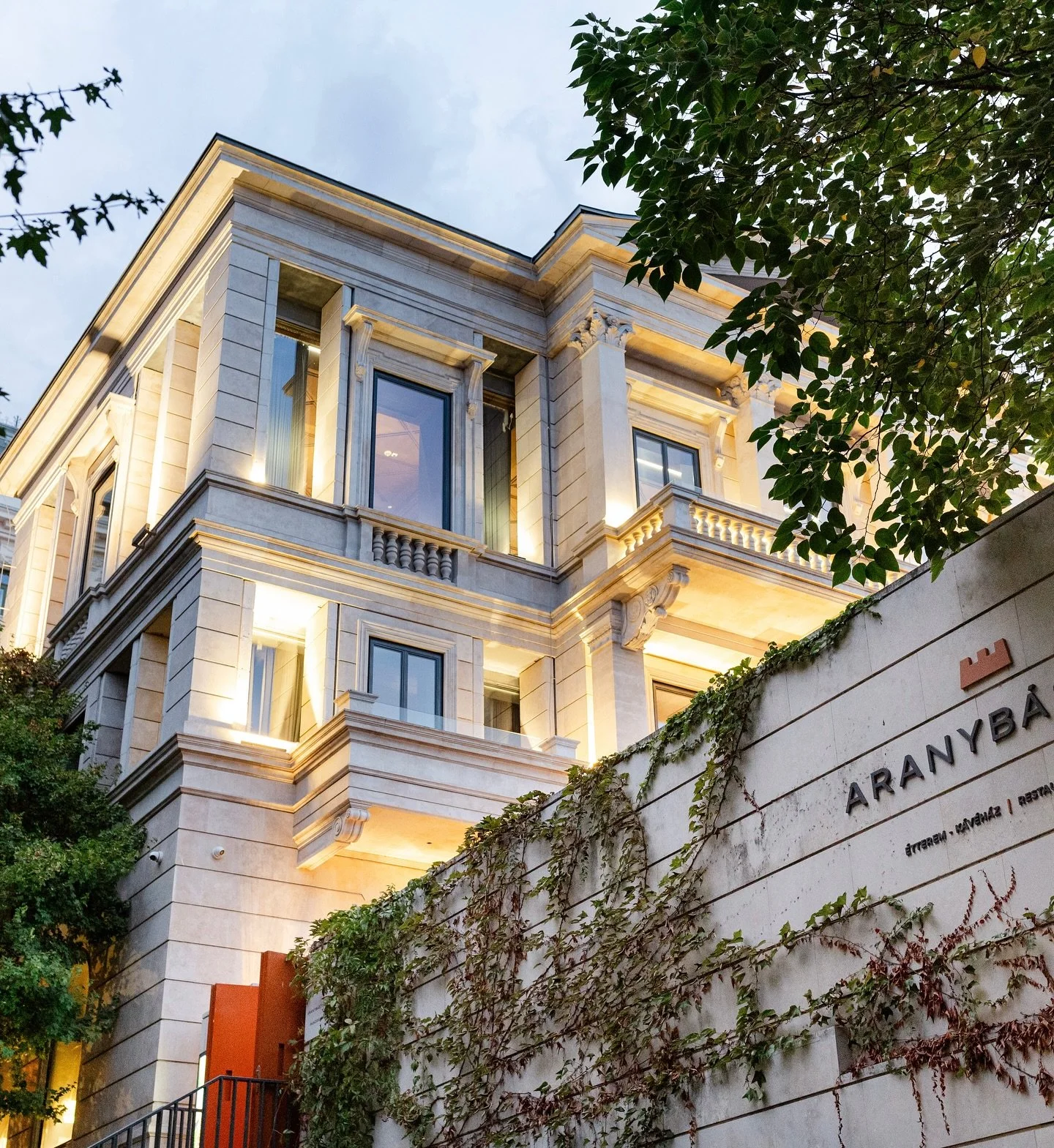 Last weekend of September we filled Aranyb&aacute;stya with 350 people ✨🙏🏼 Connection, momentum, clarity.

This is what we do: we turn dates into experiences, and rooms into impact.

@aranybastya 
@sabinadecors 

#eventsbyus #corporateevent #budape