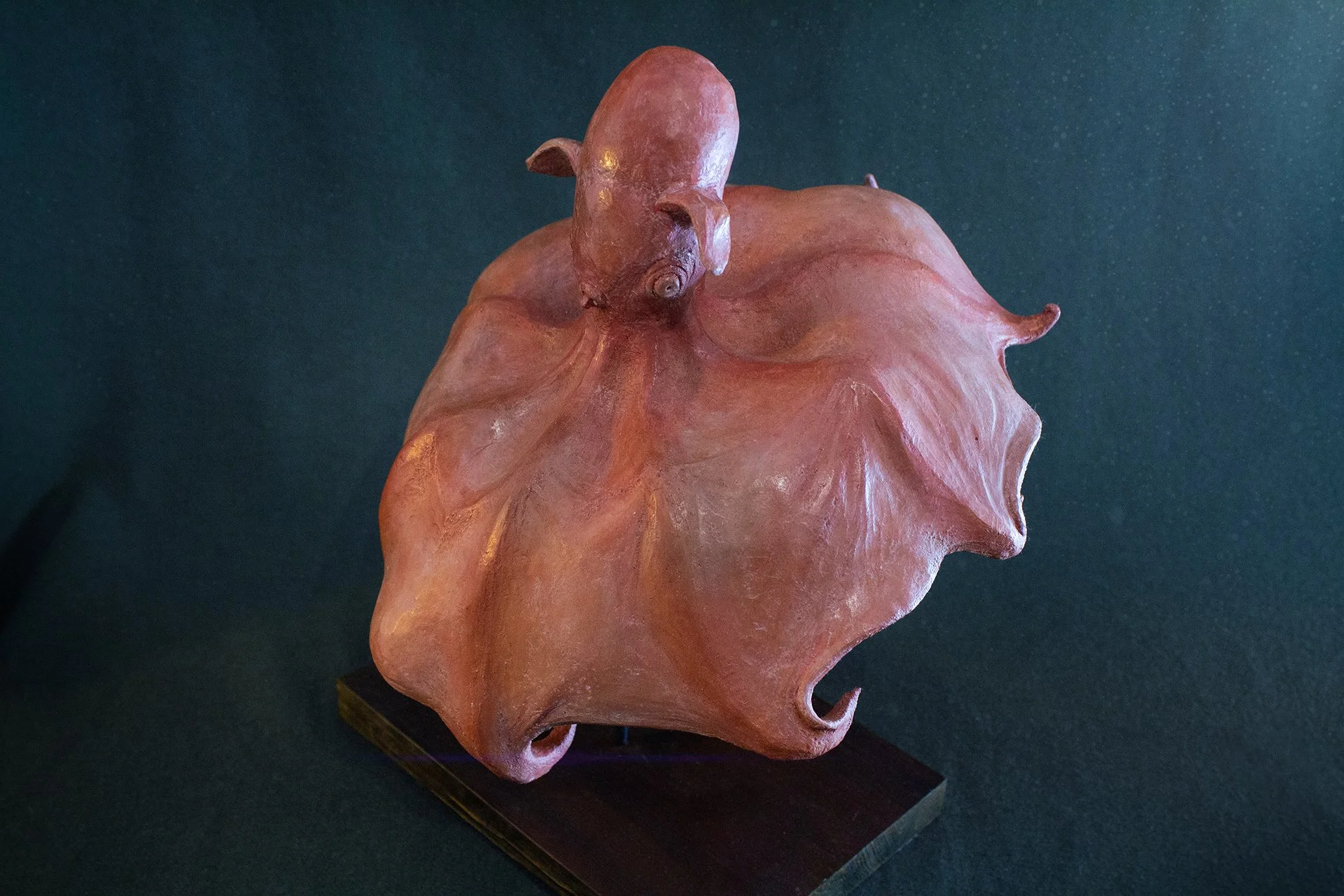 Sculpture terre. Au fond des abysses, un poulpe à oreilles nage. Clay sculpture. Deep in the abyss, a dumbo octopus swims.