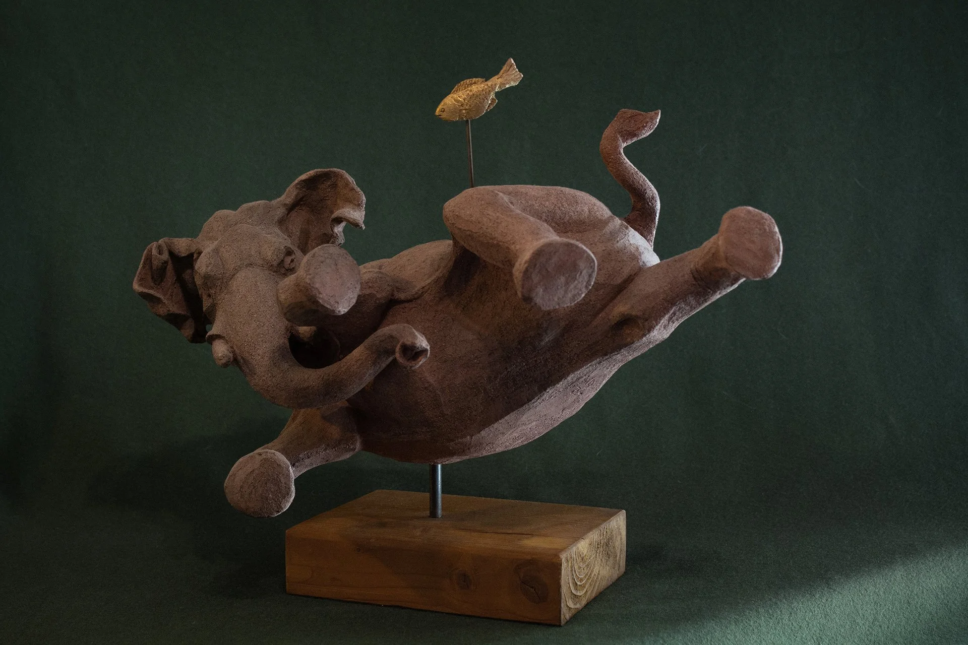 Sculpture terre. Un éléphant aquatique rencontre un poisson. Clay sculpture. An aquatic elephant meets a fish.