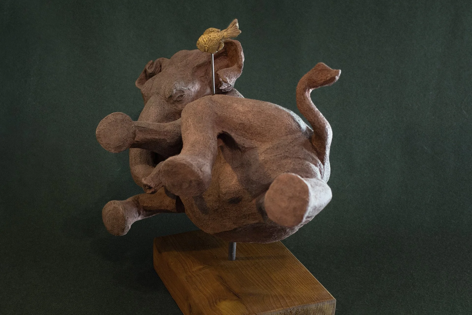 Sculpture terre. Un éléphant aquatique rencontre un poisson. Clay sculpture. An aquatic elephant meets a fish.