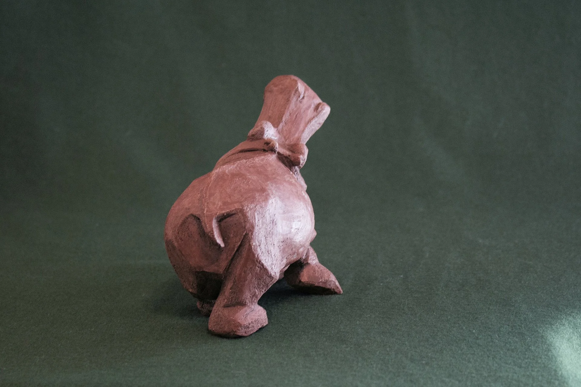 Sculpture terre. Un hippopotame chante la gueule grande ouverte. Clay sculpture. A hippopotamus sings with its mouth wide open.