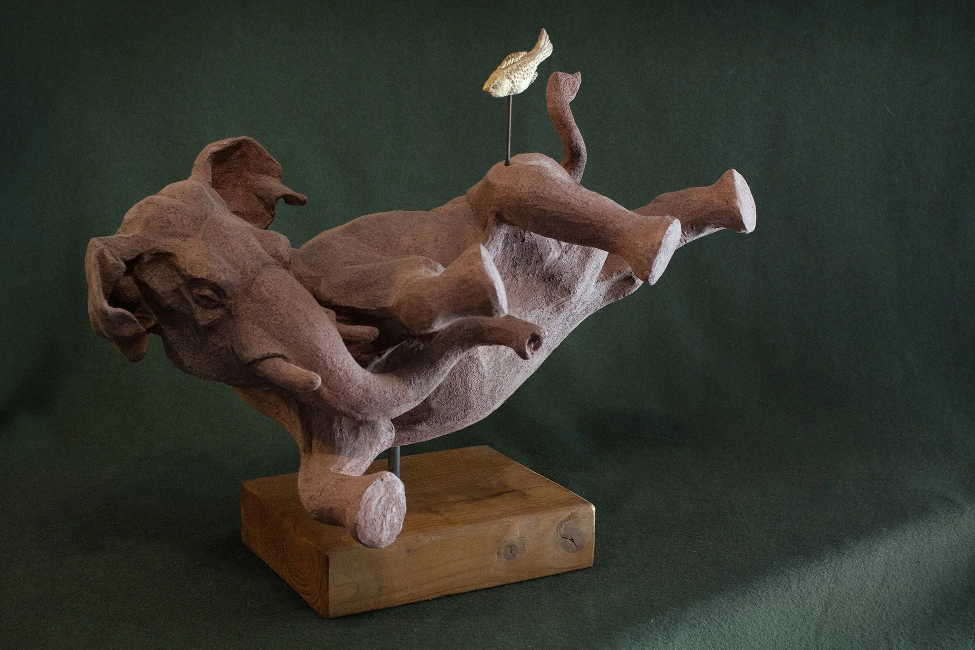 Sculpture terre. Un éléphant aquatique rencontre un poisson. Clay sculpture. An aquatic elephant meets a fish.