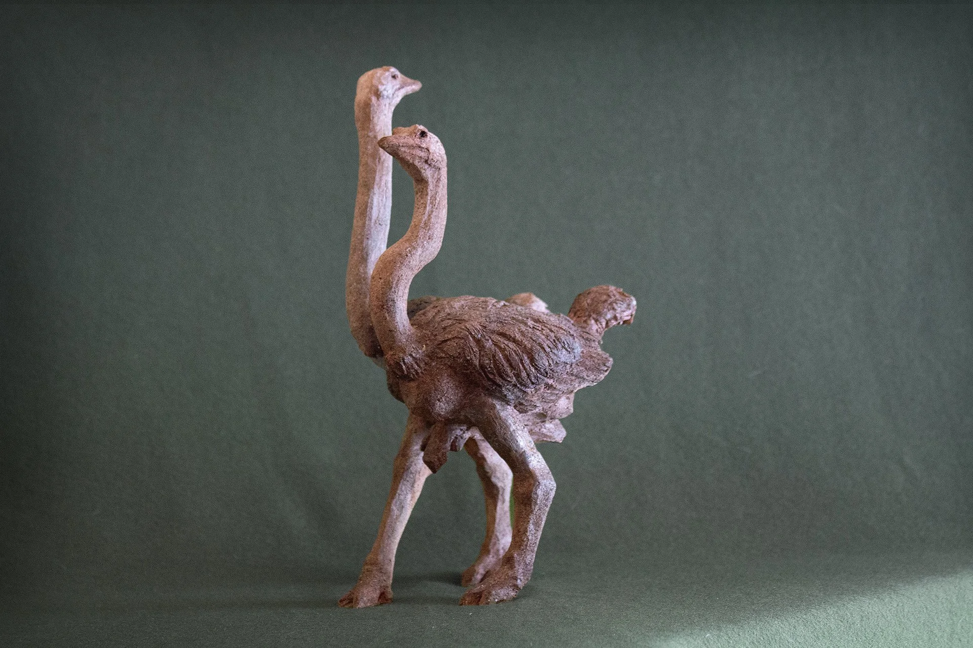 Sculpture terre. Un couple d’autruches marche. Le mâle surveille … Clay sculpture. A pair of ostriches walking. The male stands guard …