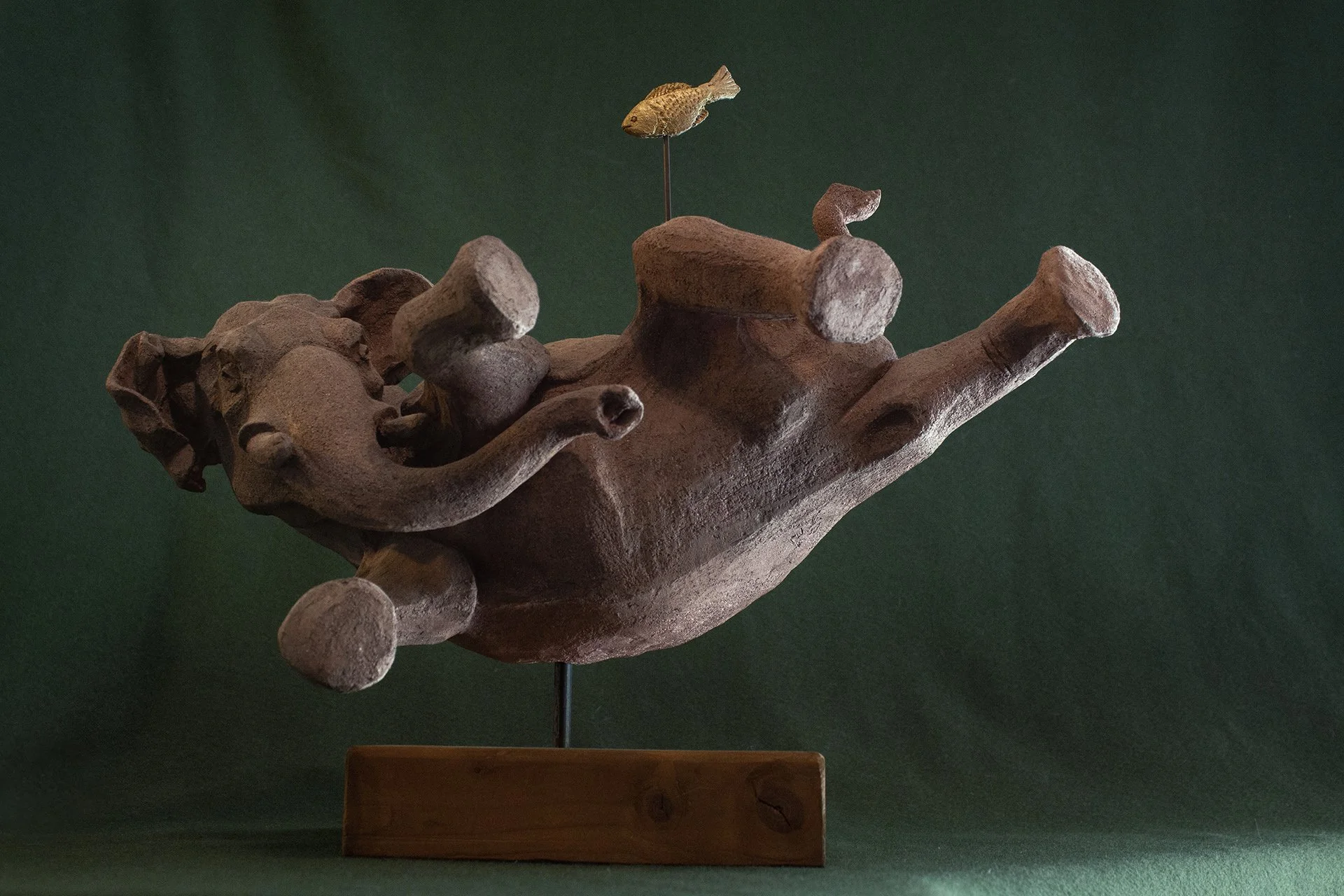 Sculpture terre. Un éléphant aquatique rencontre un poisson. Clay sculpture. An aquatic elephant meets a fish.