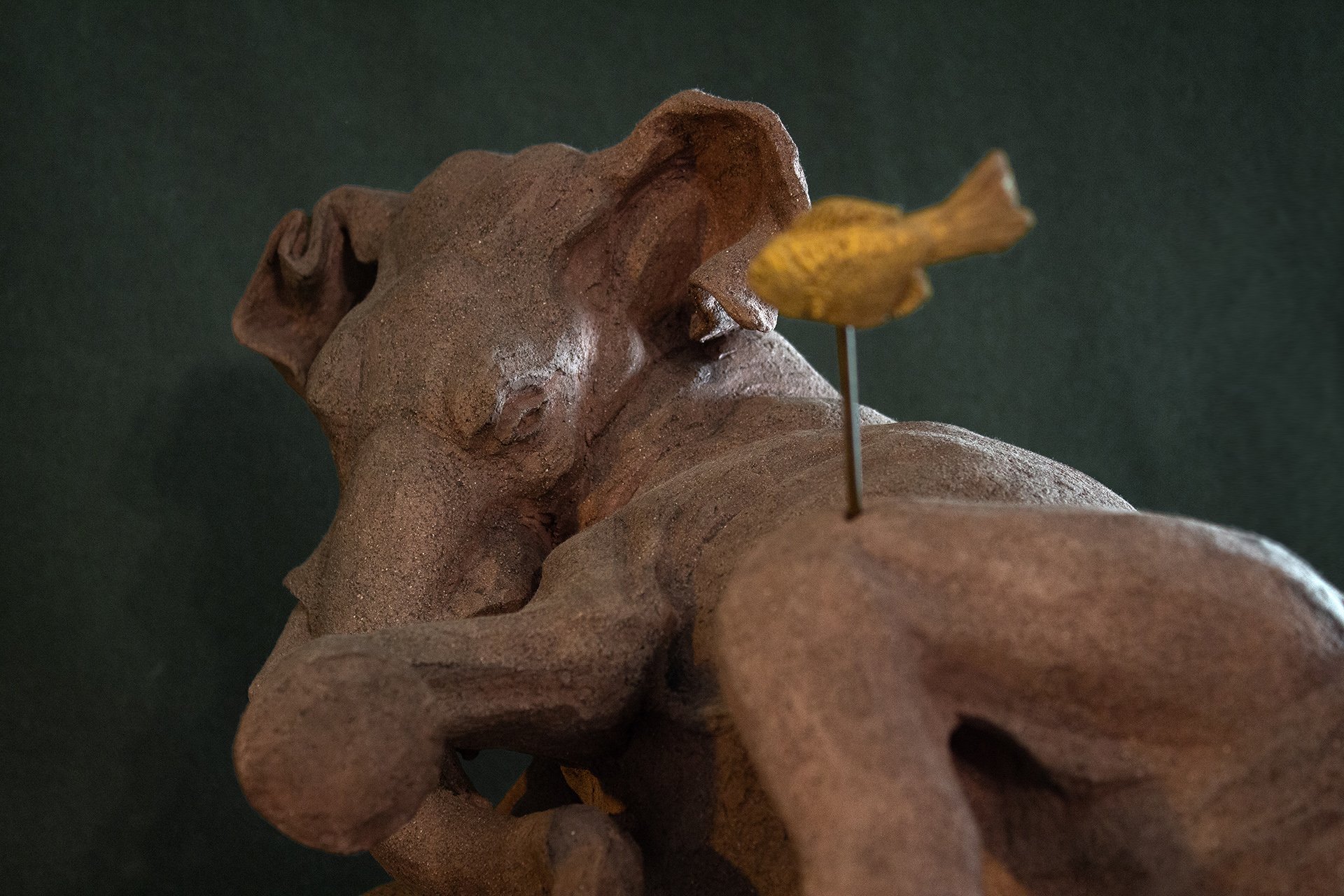 Sculpture terre. Un éléphant aquatique rencontre un poisson. Clay sculpture. An aquatic elephant meets a fish.