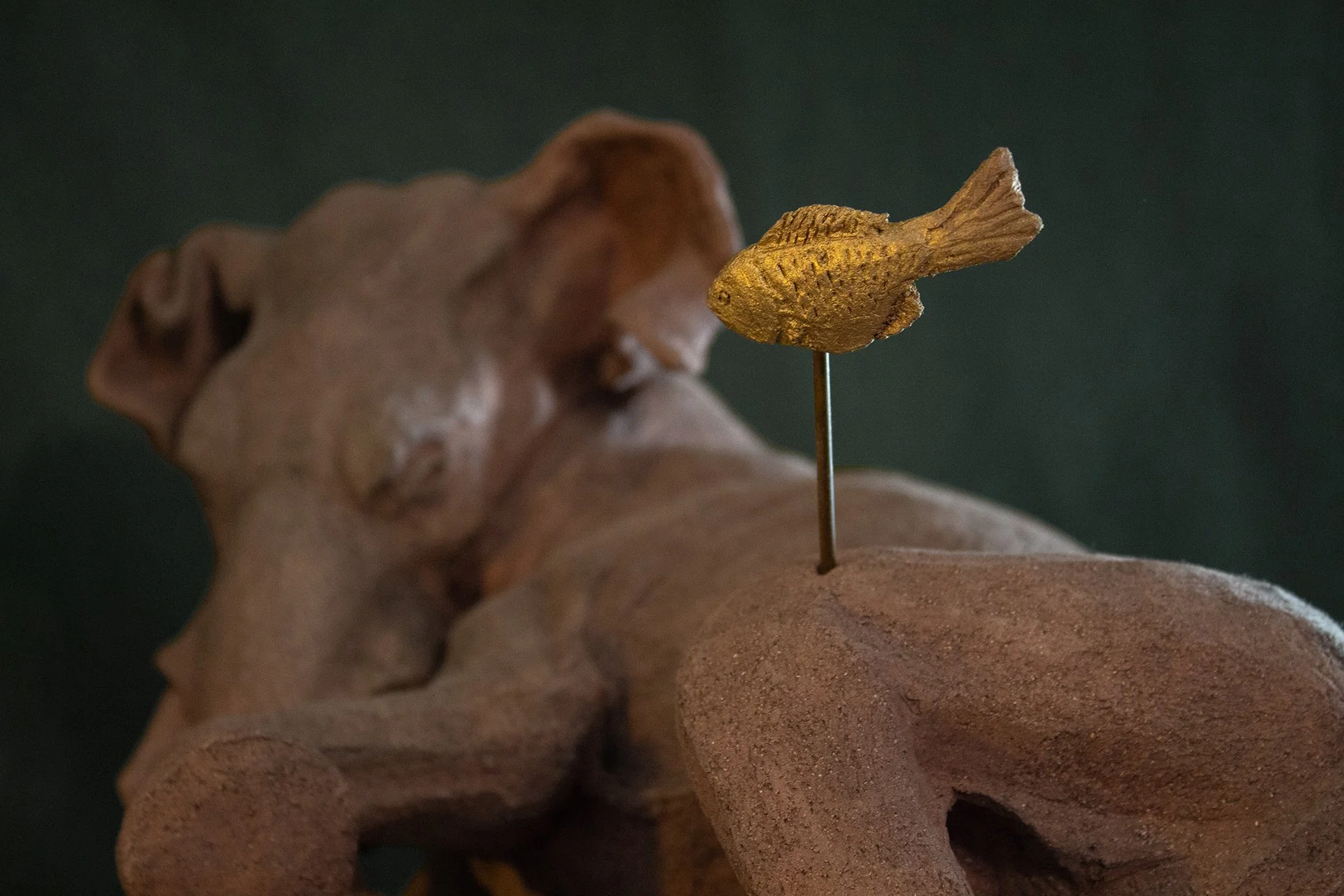 Sculpture terre. Un éléphant aquatique rencontre un poisson. Clay sculpture. An aquatic elephant meets a fish.