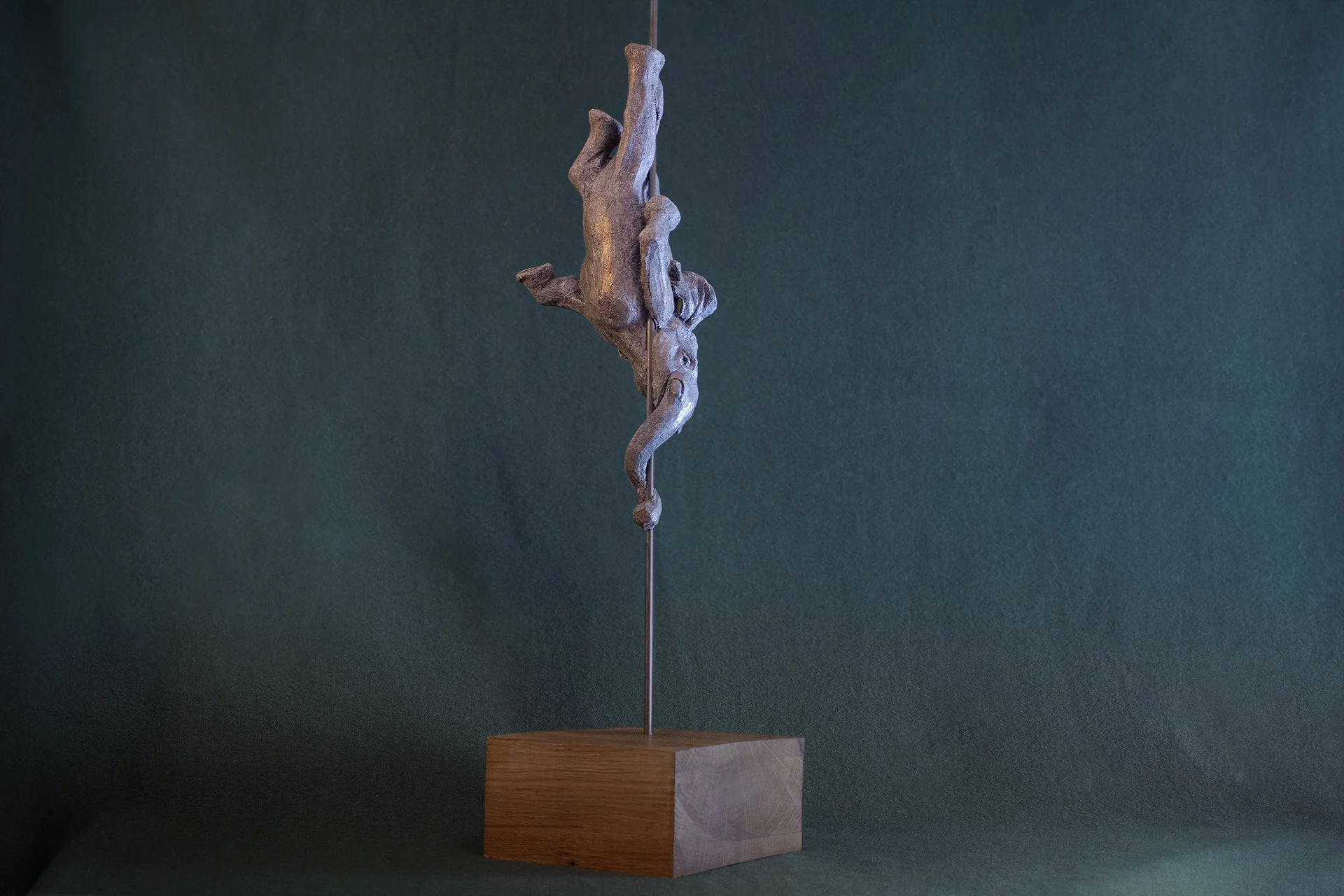 Sculpture terre. un éléphant apnéiste descend le long de sa ligne de vie. Clay sculpture. A free-diving elephant descends along its lifeline.