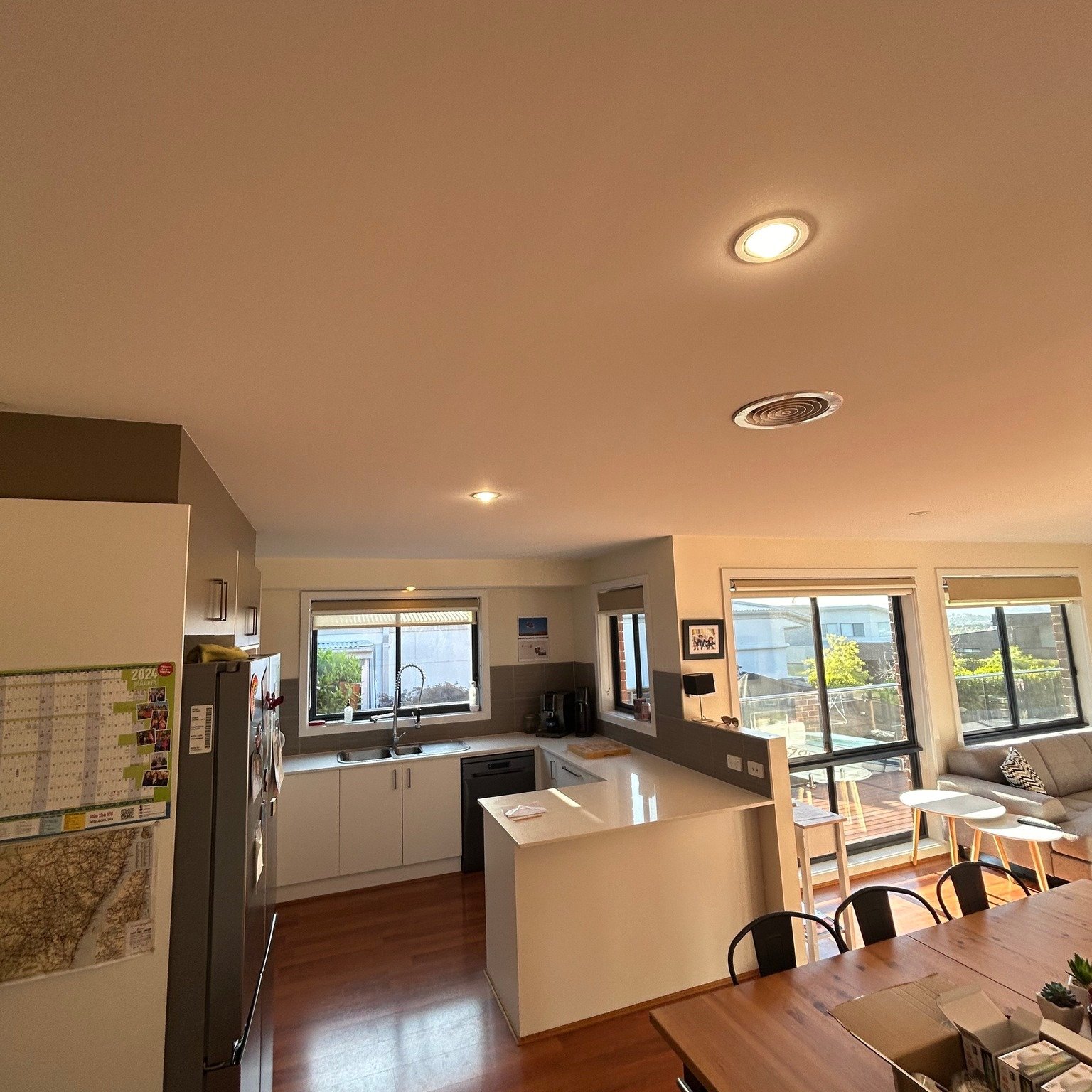 Before and after shots of a recent lighting upgrade, with an additional downlight added above the prep area in the kitchen💡
📞 0422421798
📩 Currentelectricalinnovations@outlook.com