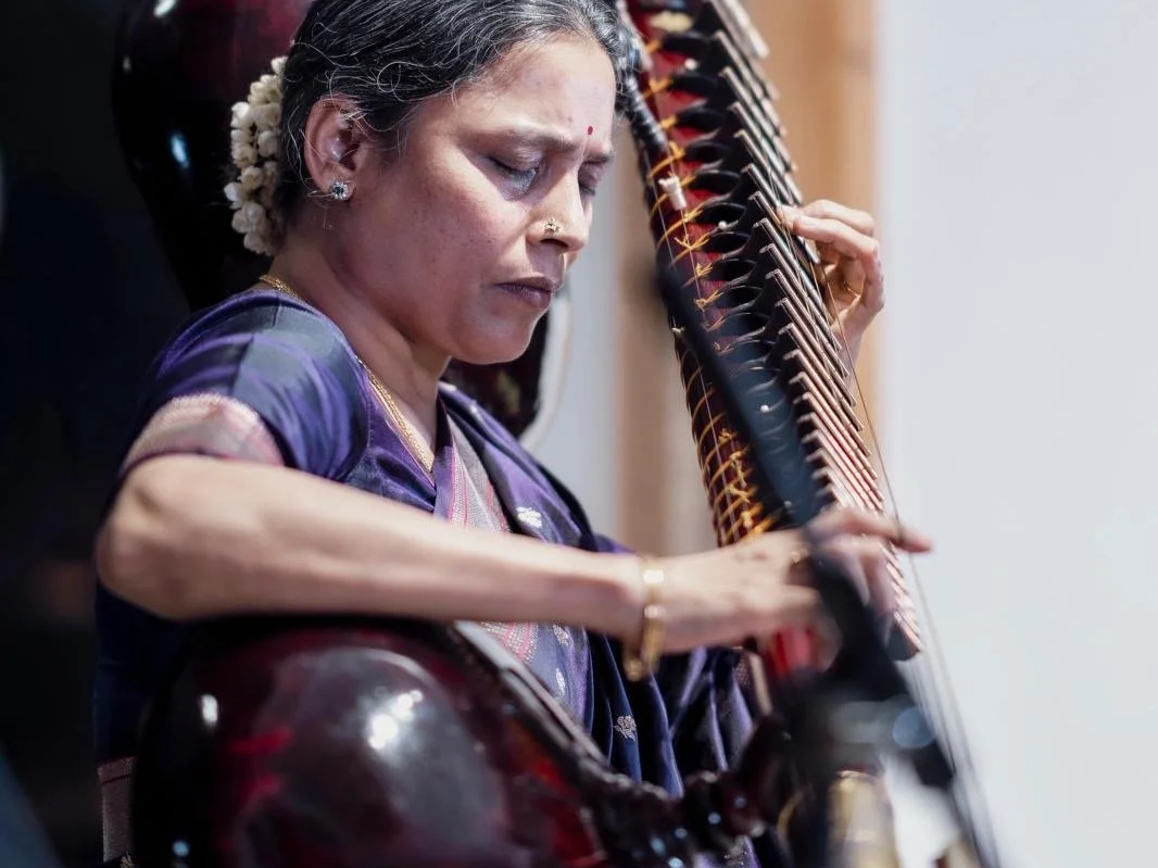  Klassisches Konzert mit Sharada Mushi (Rudraveena), Steffi (Tanpura) &amp; Mantej (Bansuri), danach KIRTAN! &amp; Keks! 