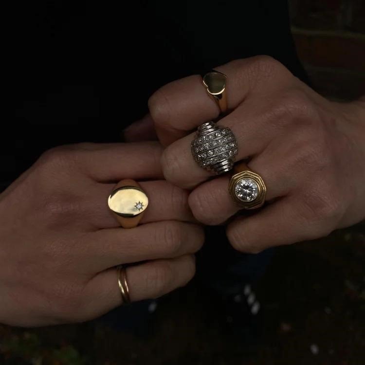 chunky-rings-on-fingers
