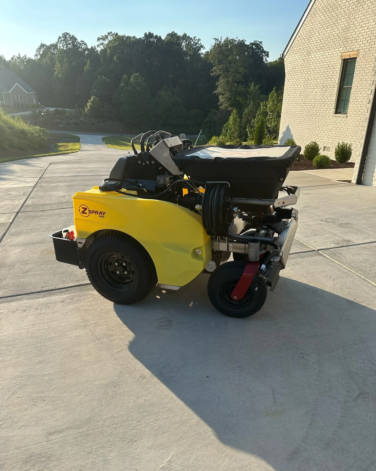 With our new Zspray we are capable of providing fertilizer and weed control to large properties. Small or large lawns we got you covered! Call today to ask about our lawn treatment plans! ☎️ (704) 221-7101 or send us a DM!