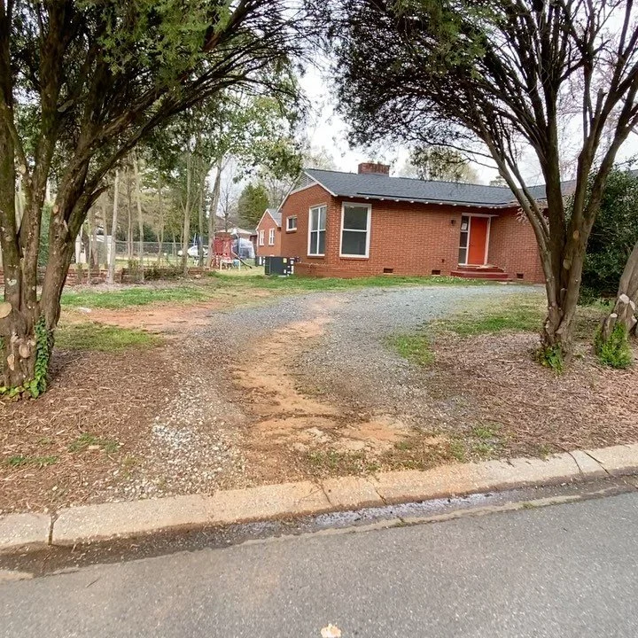 A fresh gravel drive way makes a big difference on that curb appeal👌