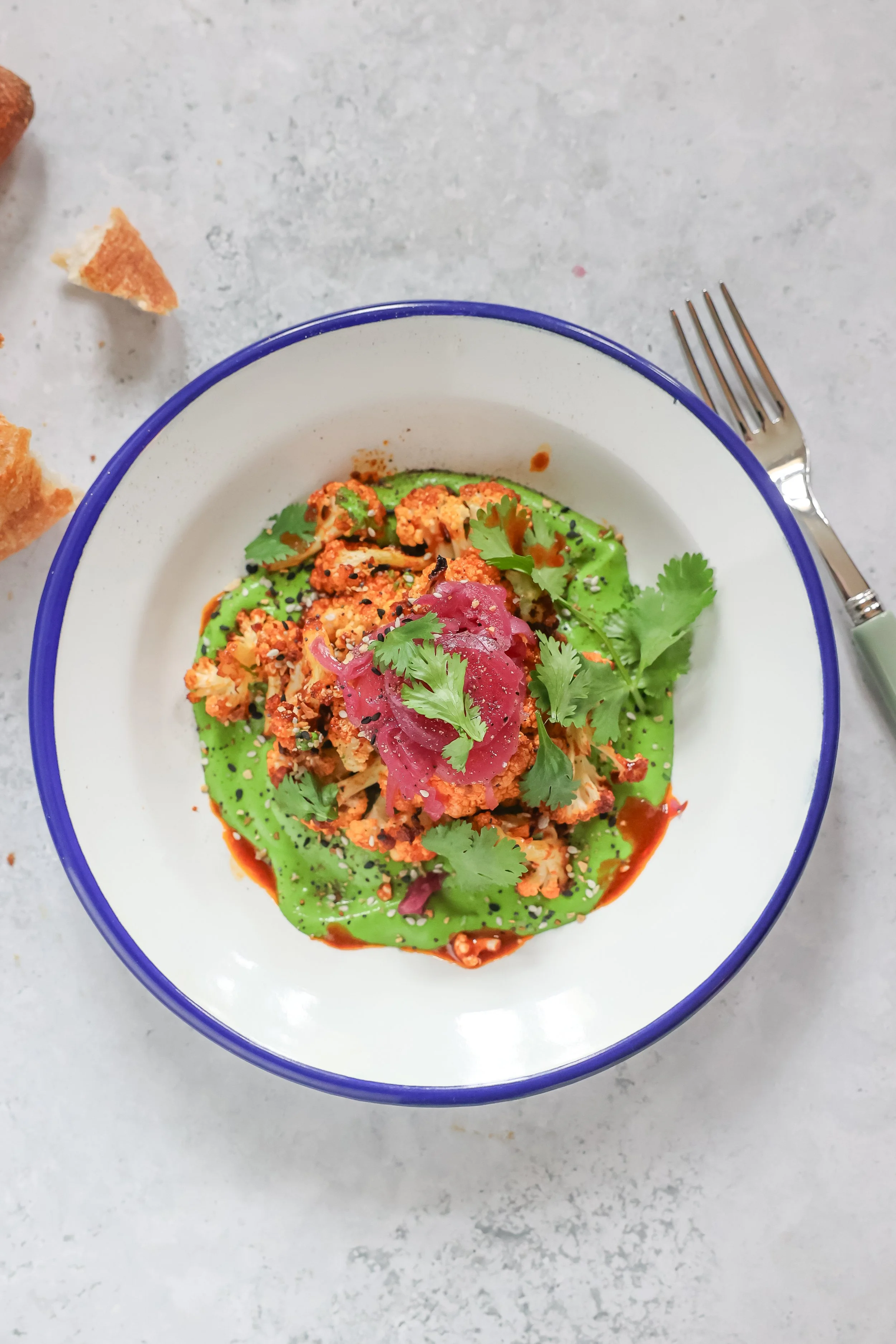 Rezept für Harissa gerösteter Blumenkohl mit Spinat Tahini