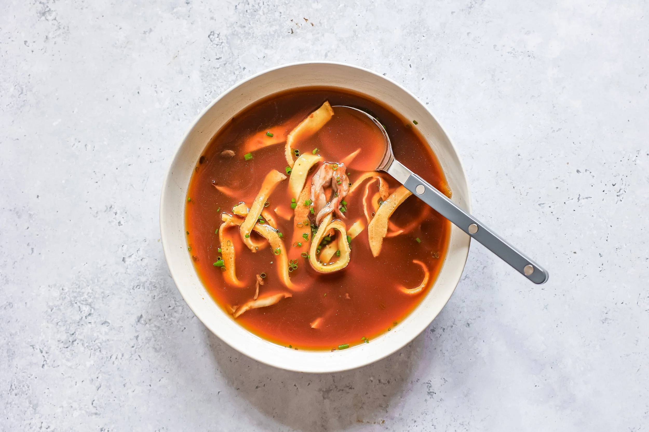Rezept für Vegane Kräuter-Pilz-Consommé mit Frittaten