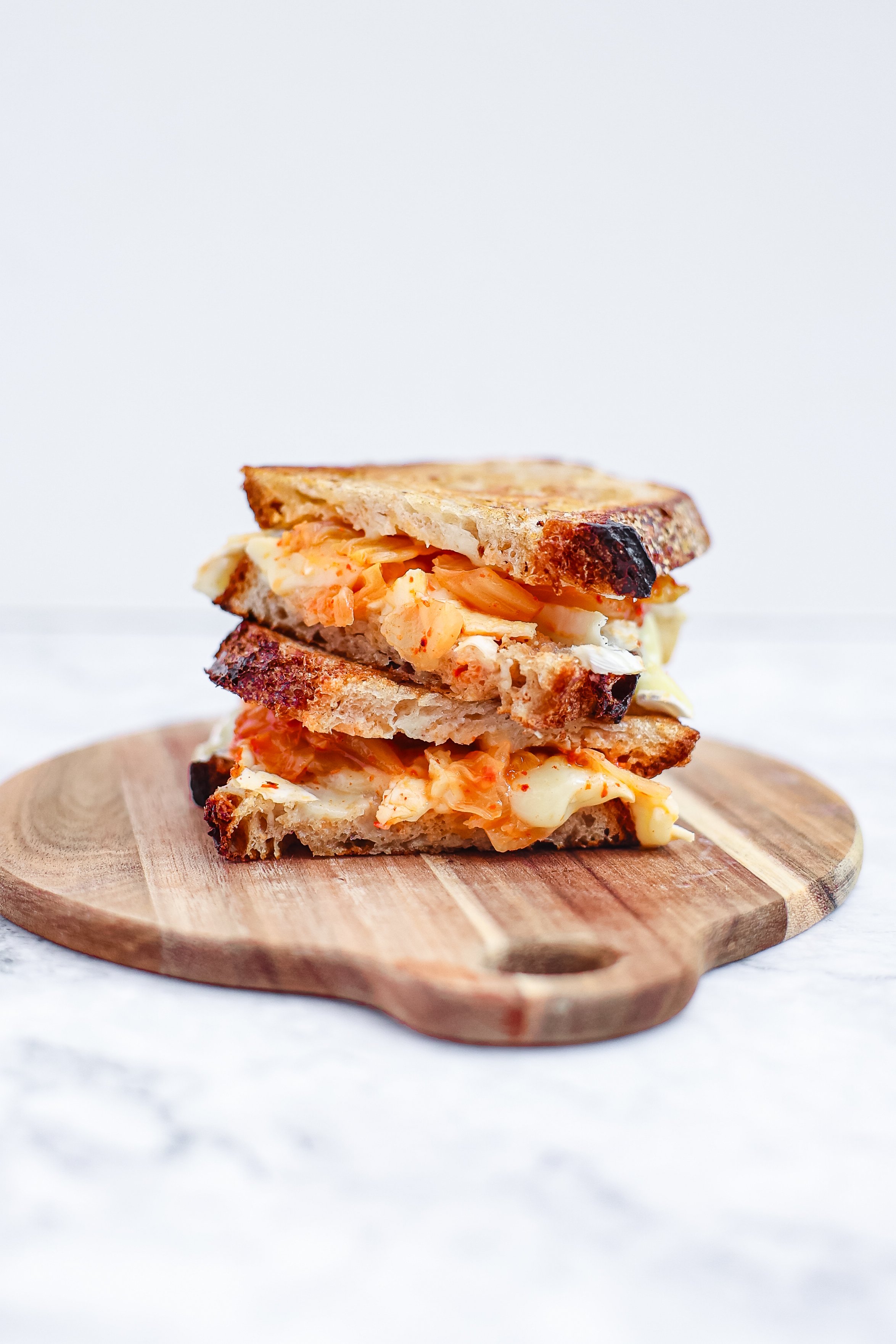 Rezept für Grilled Cheese mit Trüffelmayo, Brie & Kimchi
