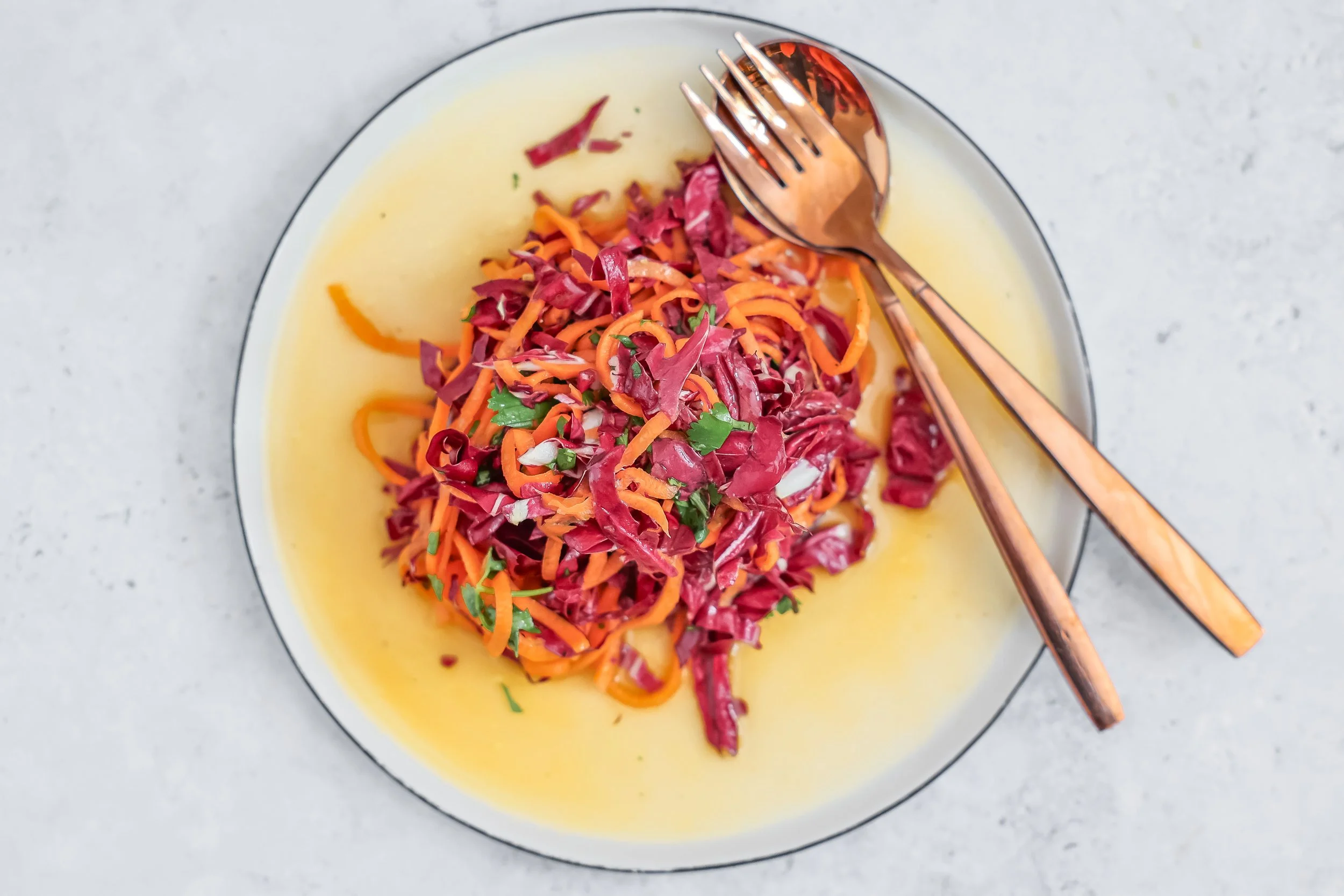 Rezept für Karotten-Radicchio-Slaw mit Maracuja Dressing