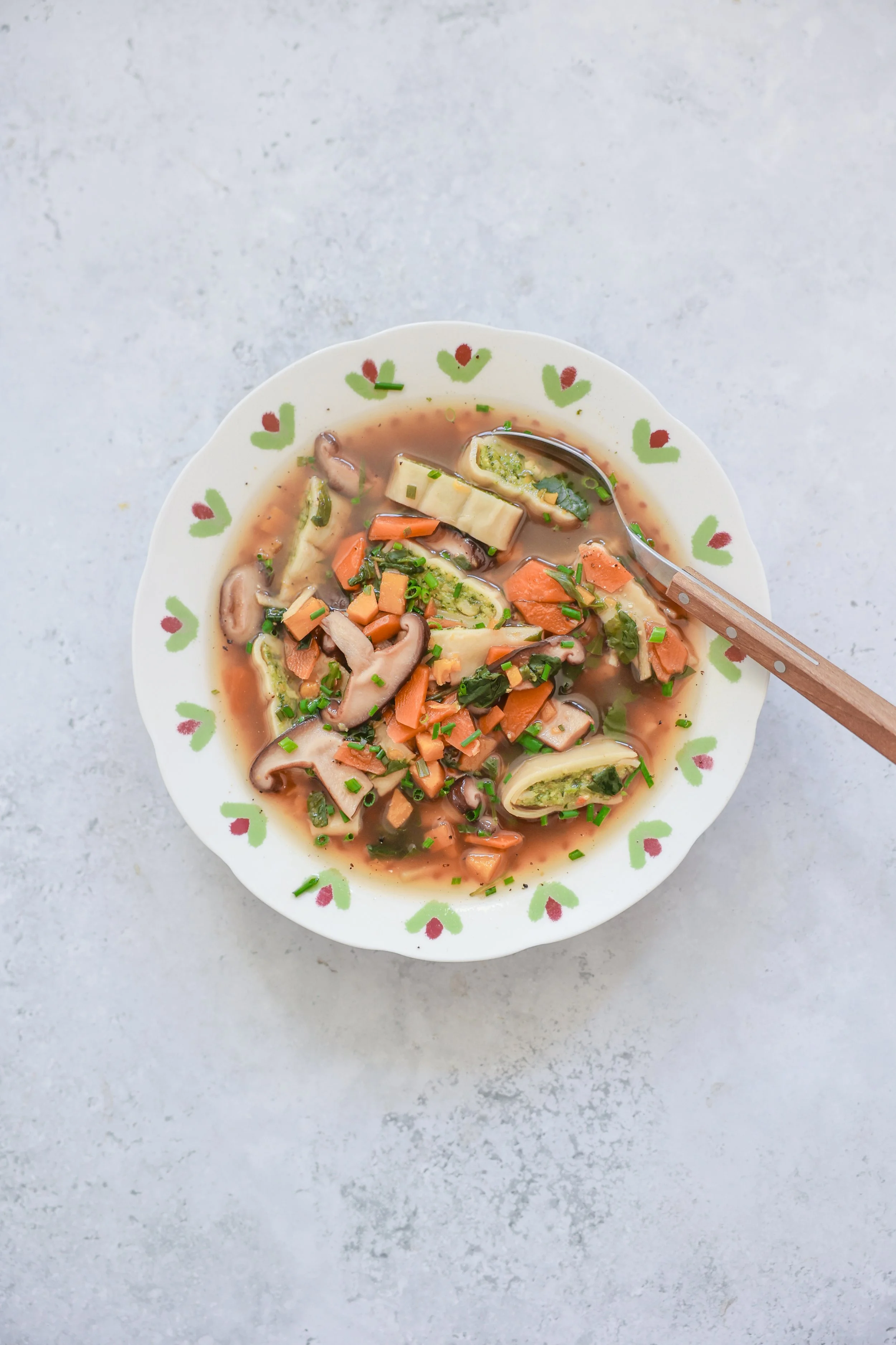 Rezept für Maultaschensuppe mit Shiitake und Kürbis