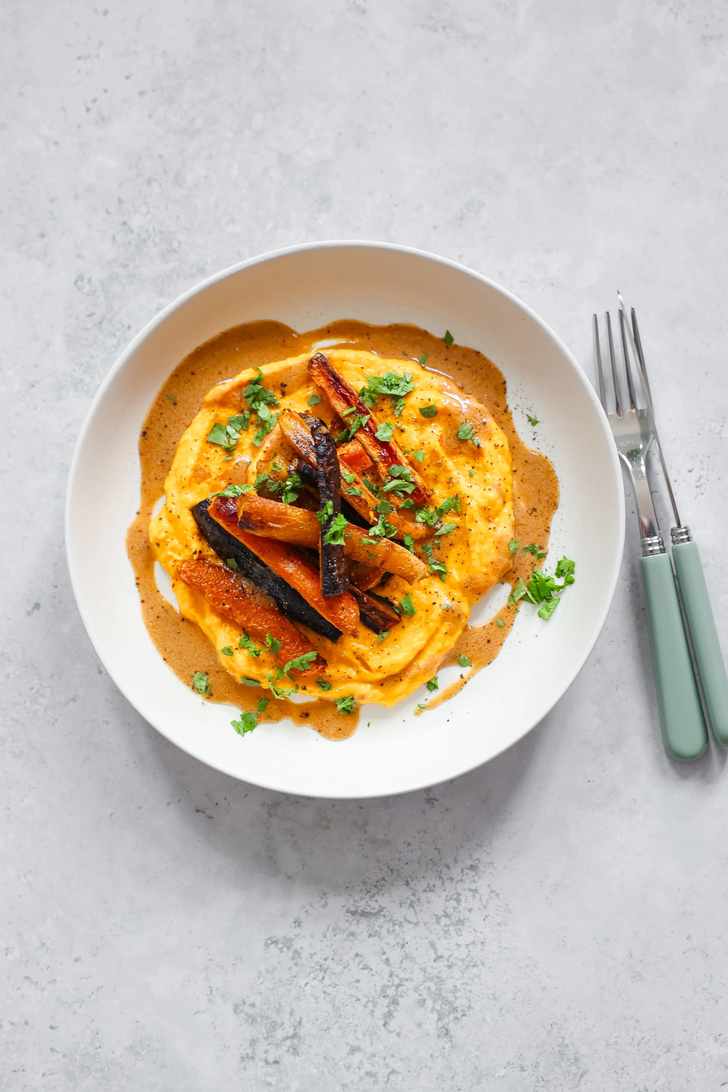 Rezept für langsam geschmorte Karotten auf Kürbispüree