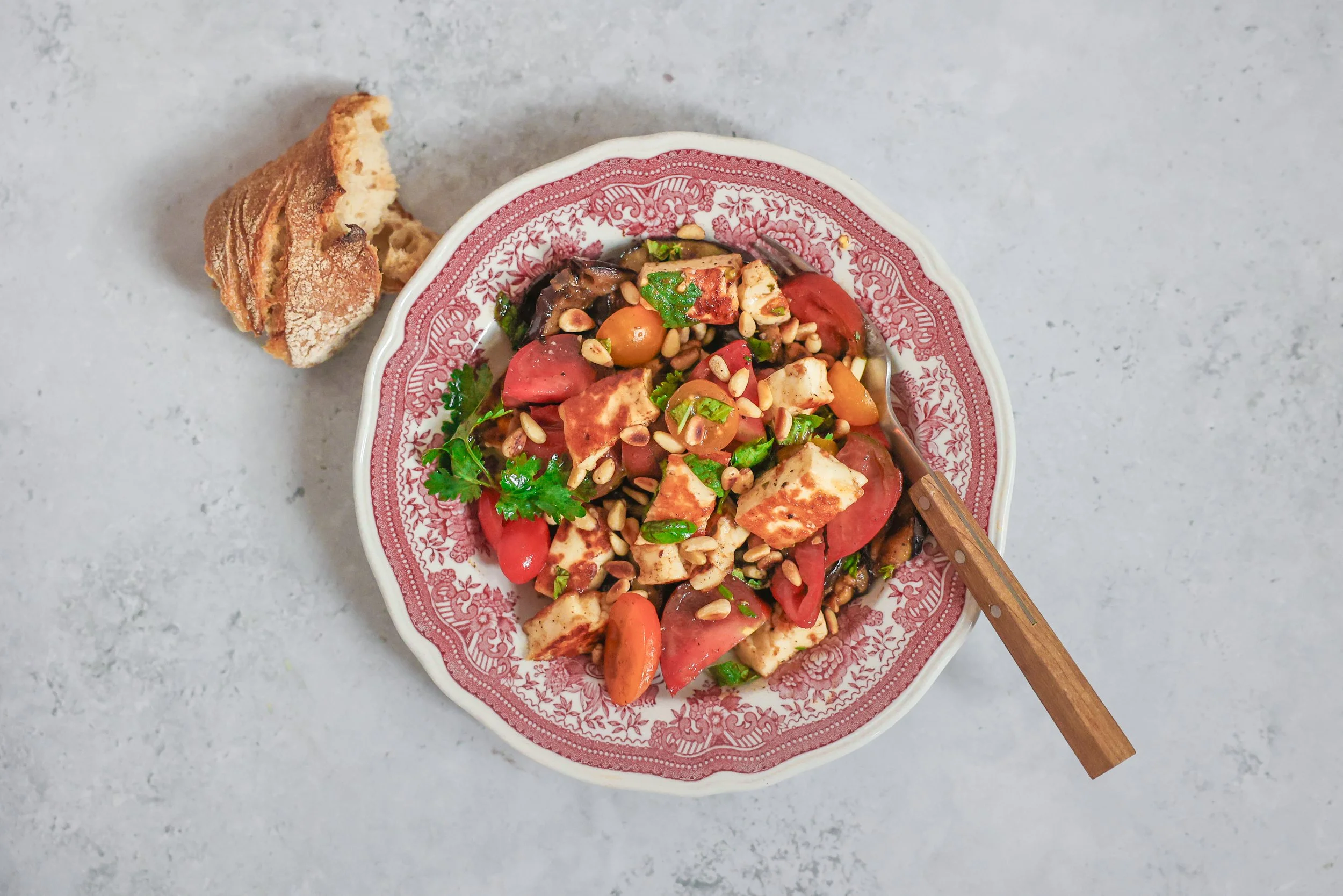 Rezept für gegrillte Auberginen mit Halloumi und Tomaten