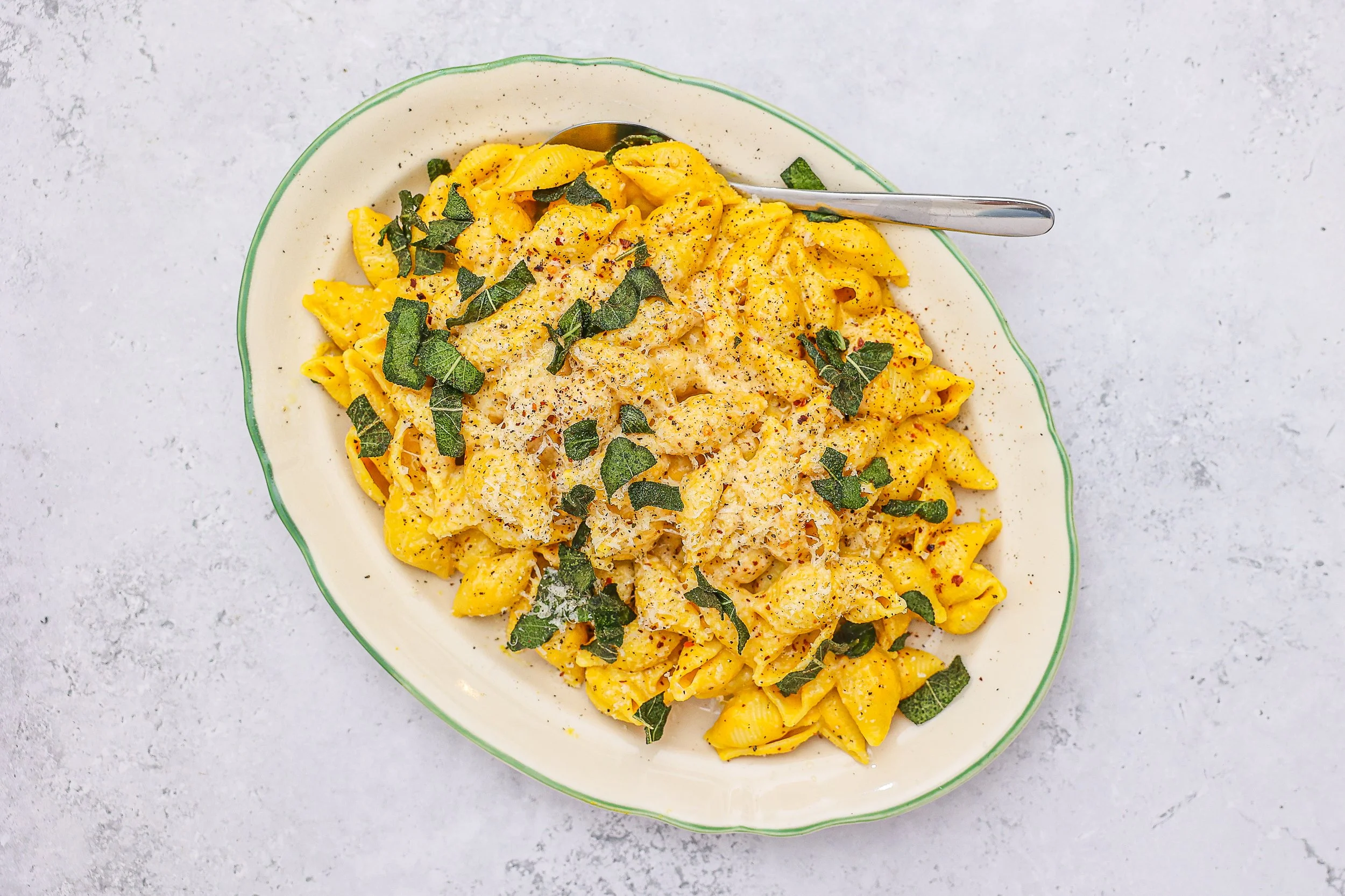 Rezept für Kürbis-Mac & Cheese mit Salbei-Crunch