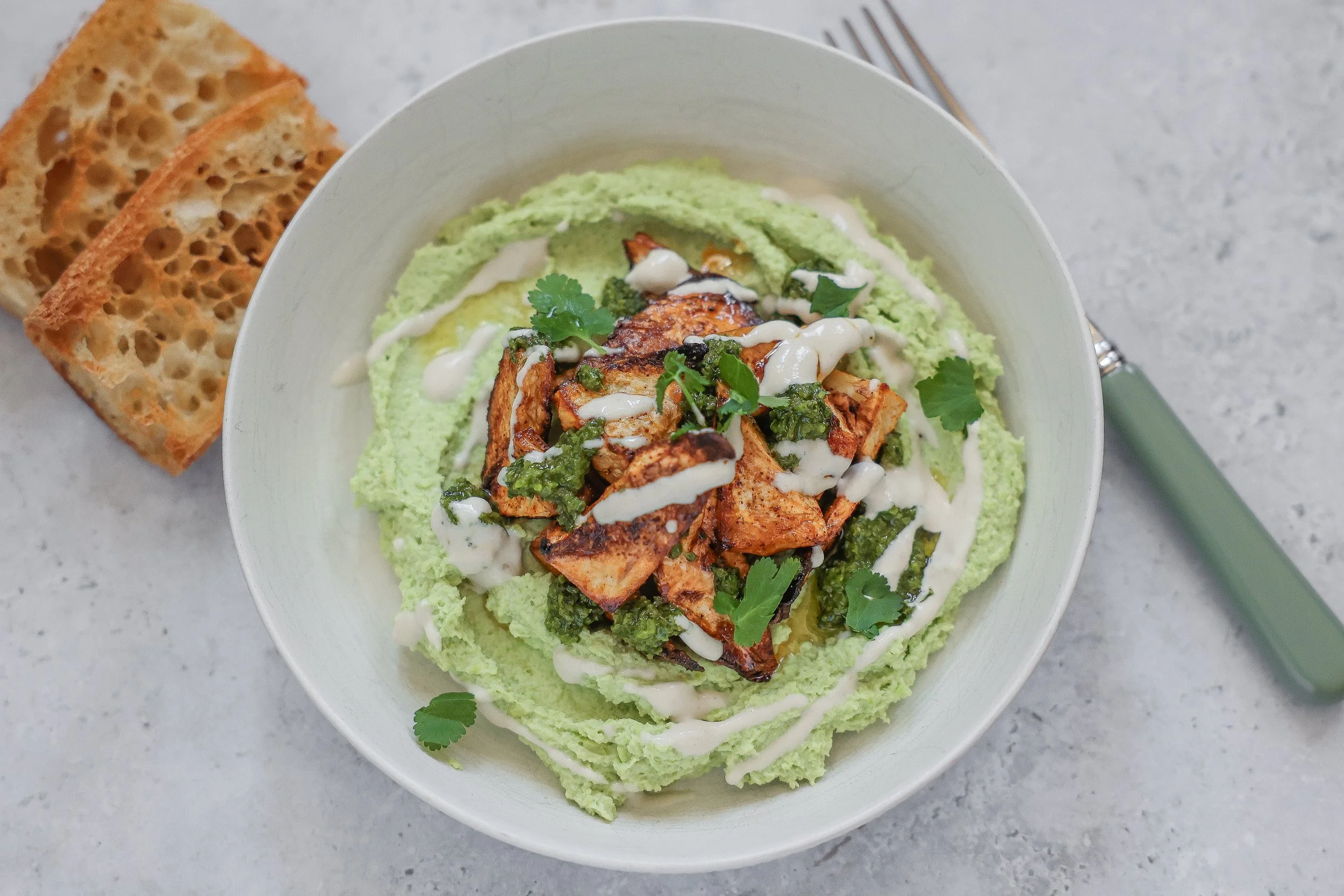 Rezept für gerösteter Sellerie mit Edamame Hummus
