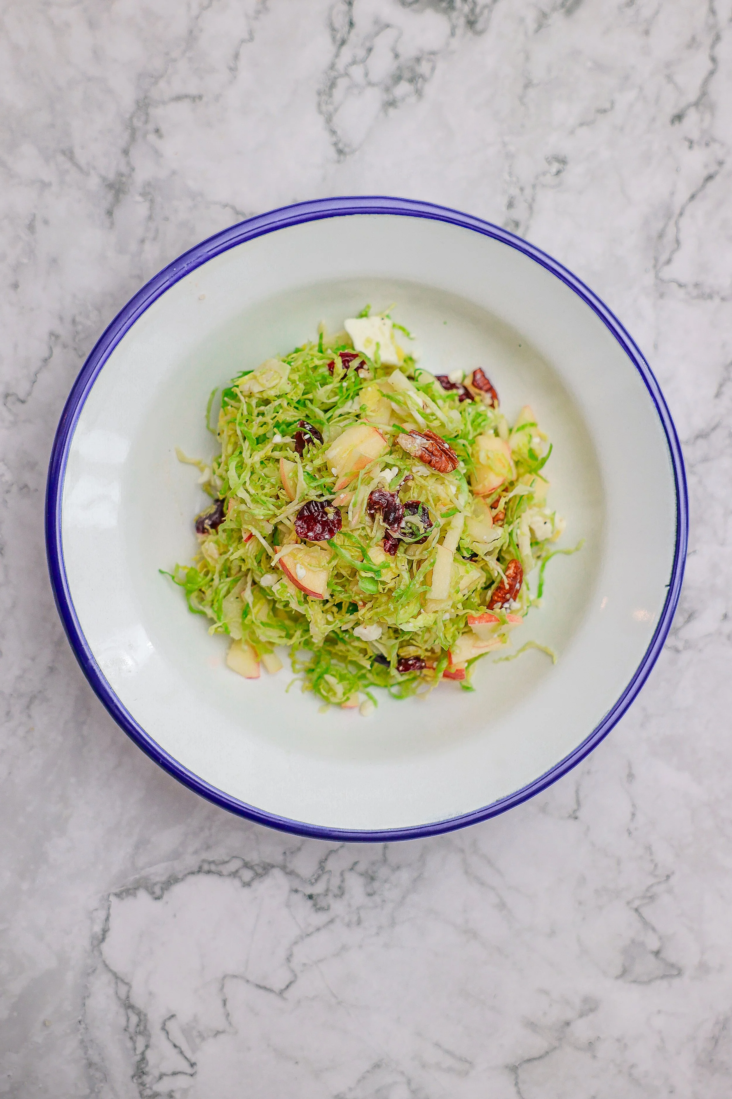 Rezept für Rosenkohl Salat mit Apfel Feta und Cranberries
