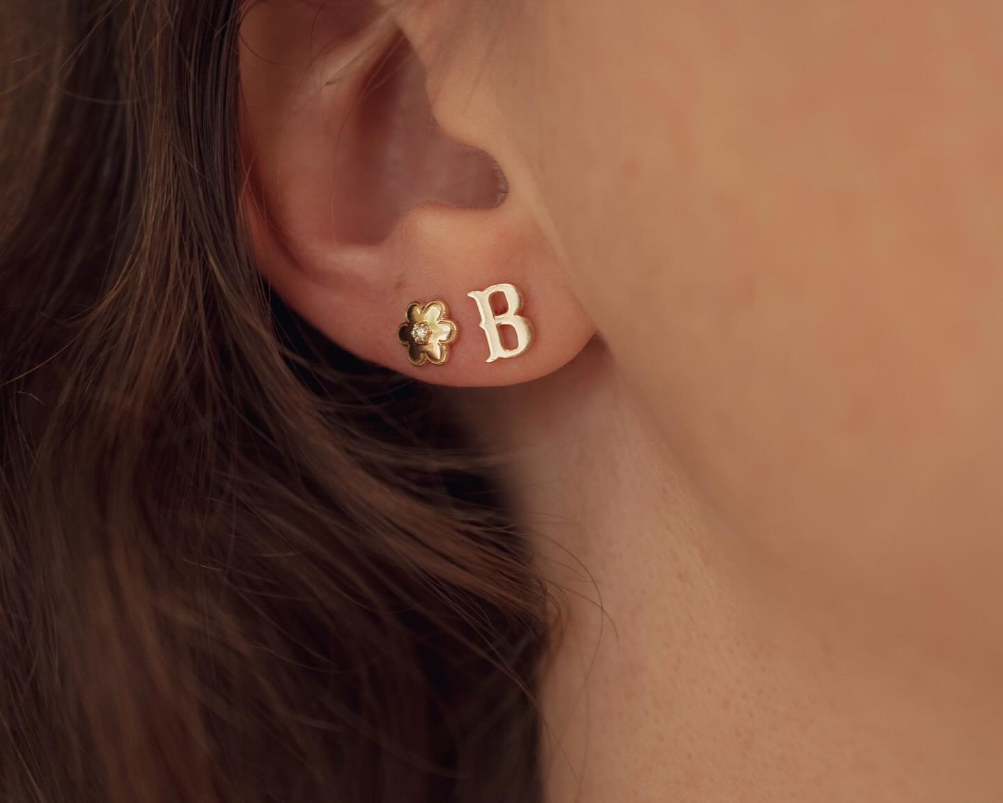 The mismatched western studs started with a memory: a pair of earrings I got as a girl 💕 One side&rsquo;s an initial, the other&rsquo;s a flower with a teeny diamond. Easiest personalized everyday staple with a bit of an asymmetric edge⚡️⚡️