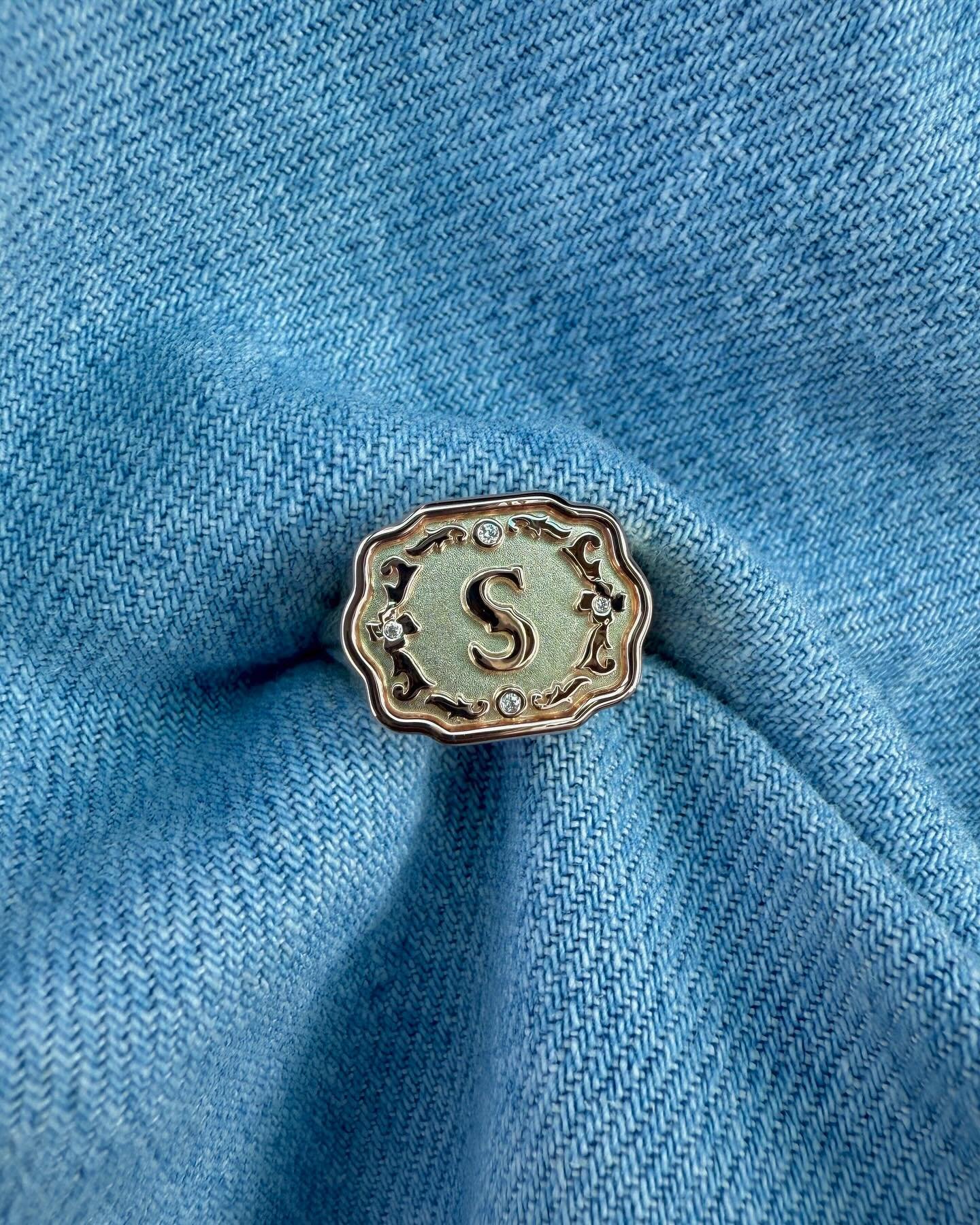 Love seeing a new letter in the buckle initial signet ✨

Customizable letters available on hinefinejewelry.com! 😉