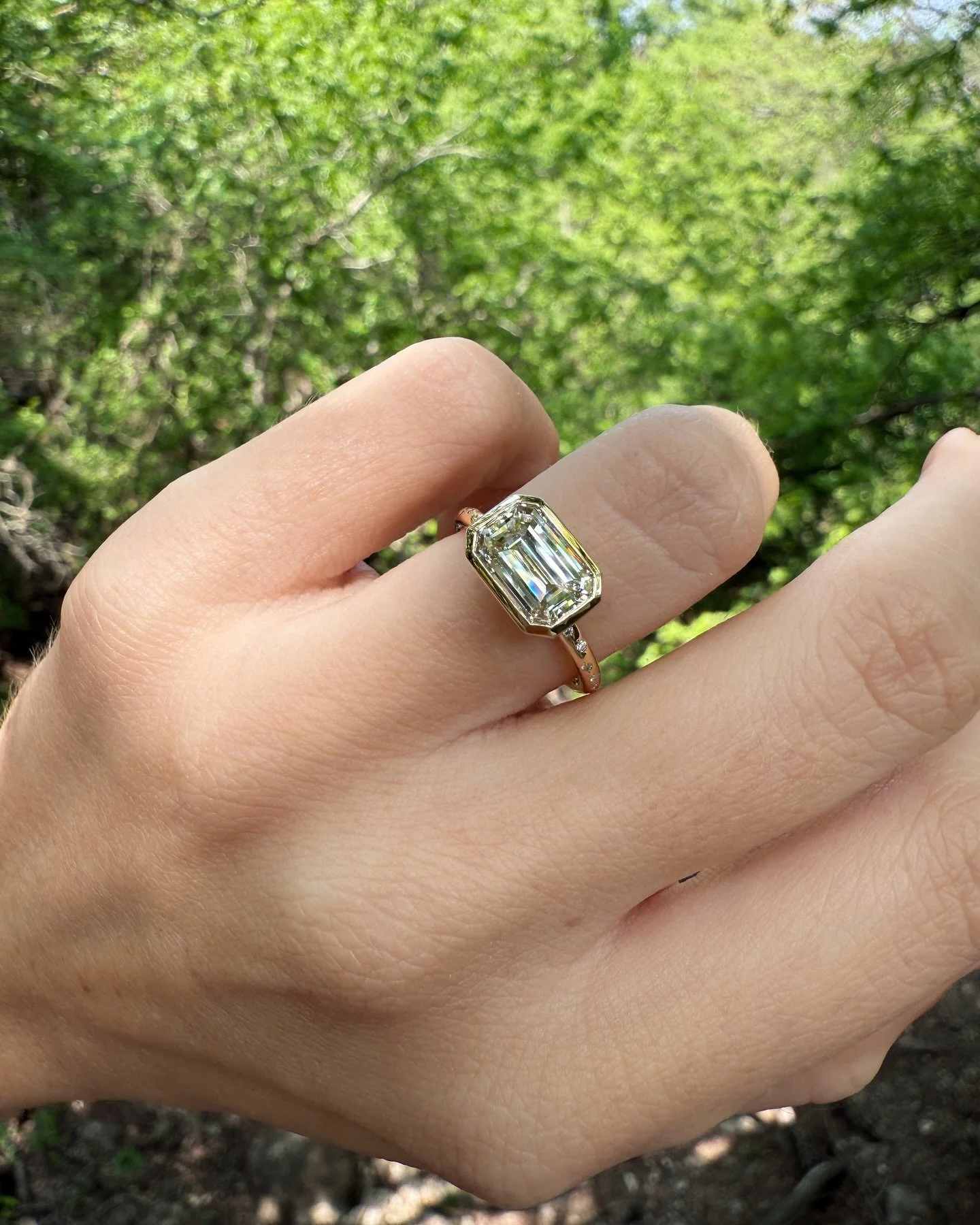East/west emerald in a bezel + our signature scattered diamond band ❤️‍🔥❤️‍🔥
🌟Classic & unique & simple & fabulous🌟
📸: @nathaliacollinsphotography