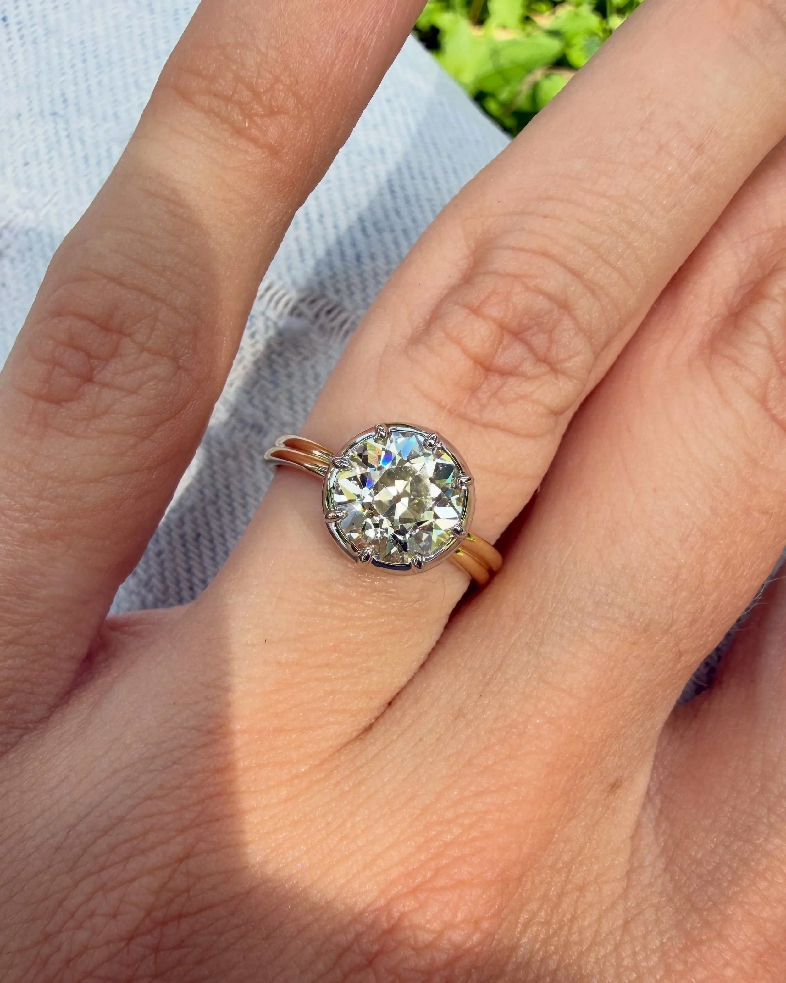 Classic, but so so cool: the skinny tie band meets the buttercup setting for the very first time🪽🪽🪽 Swipe to learn about all the special details!

First, a moment for this chunky antique beauty in the sun ☀️

Orange has a special meaning to the co