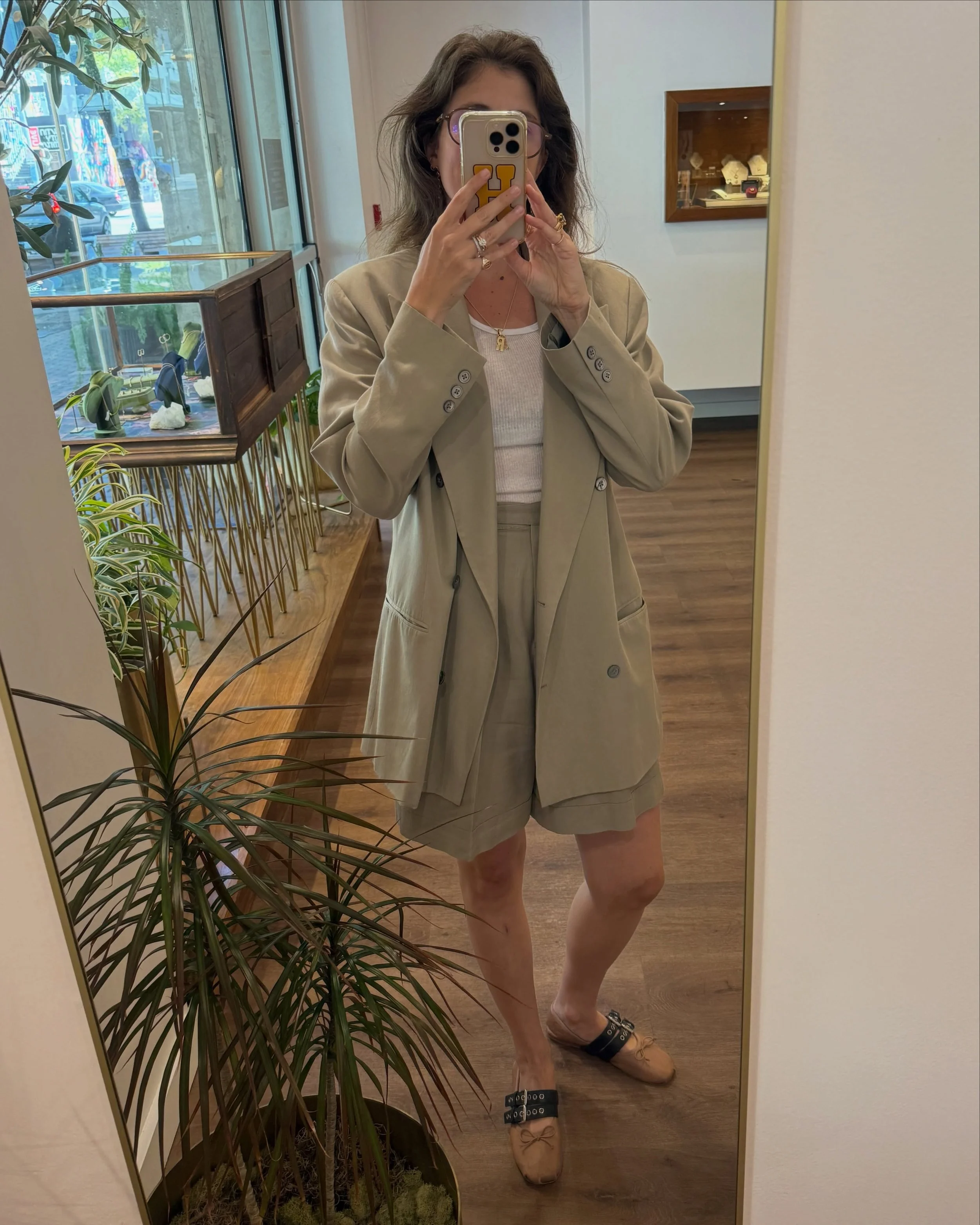 What a day 🥂🥂 huge thank you to the @elizapagejewelry team for hosting <3

&amp; a very special thank you to everyone who came out to see us IRL!!! I absolutely looooove sharing First Rodeo with y&rsquo;all 🤎 It means the world!