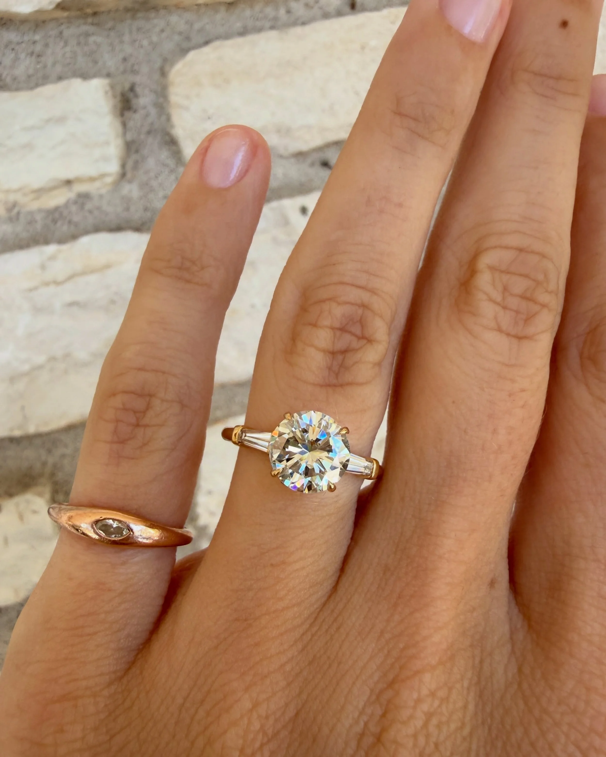 Doesn&rsquo;t get much more classic that a round with tapered baguettes🪽

But with a sapphire burnished halo? Instantly unforgettable 😏🫶

Gorgeous from alllll directions! 🌀
