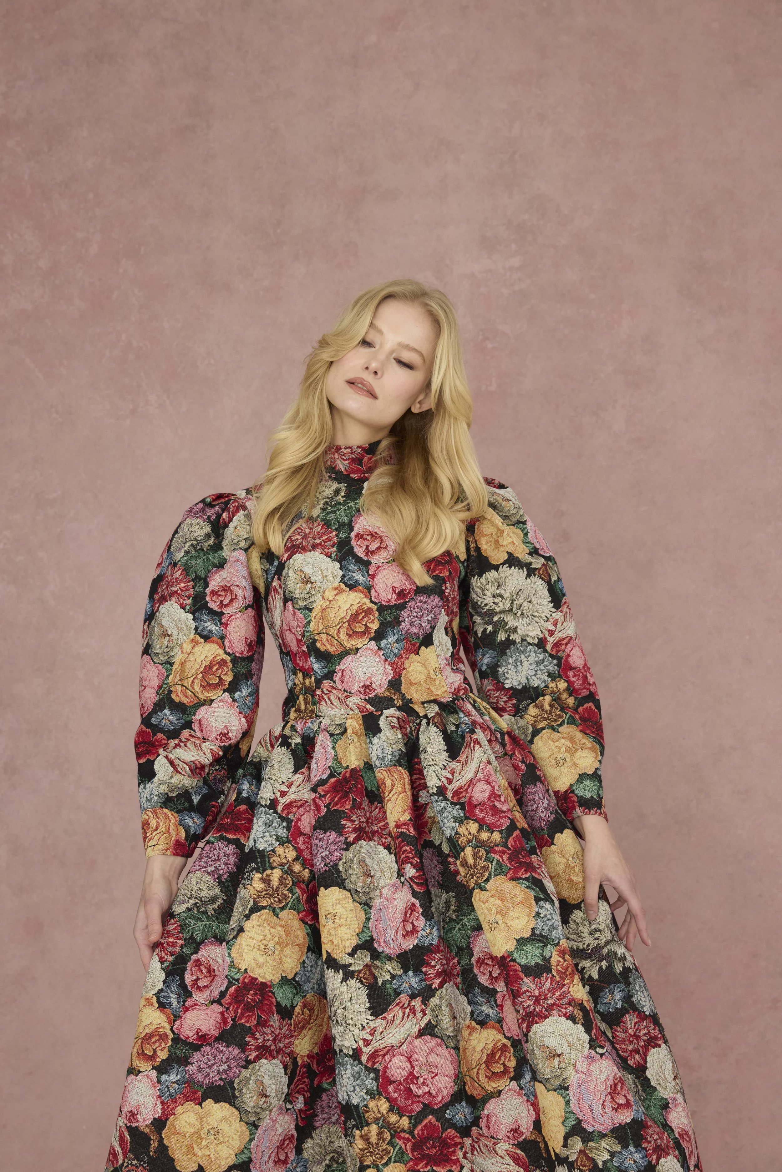 Midi-lenght floral dress with puffed sleeves