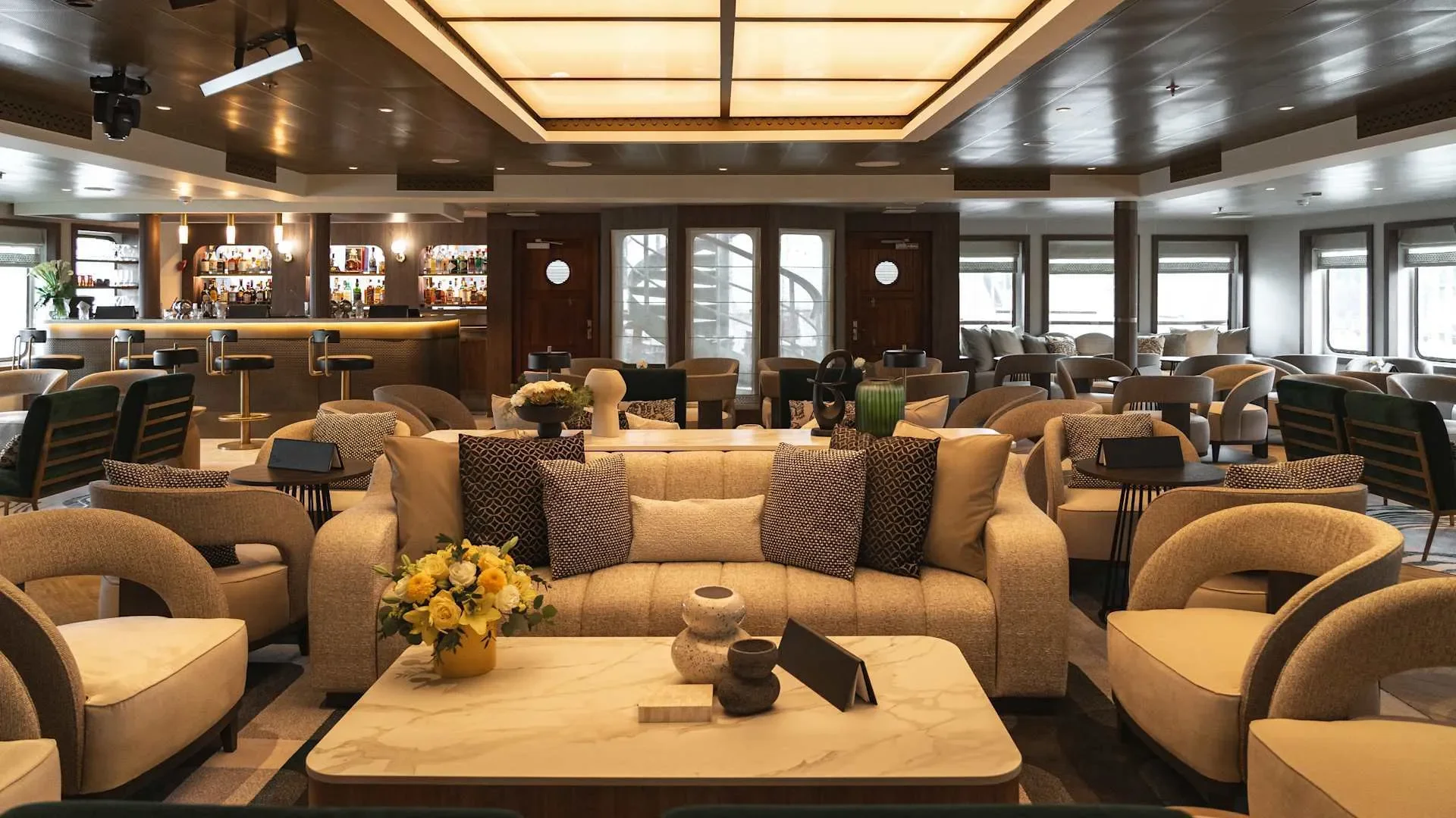 Lounge-windstar-cruises-21.webp