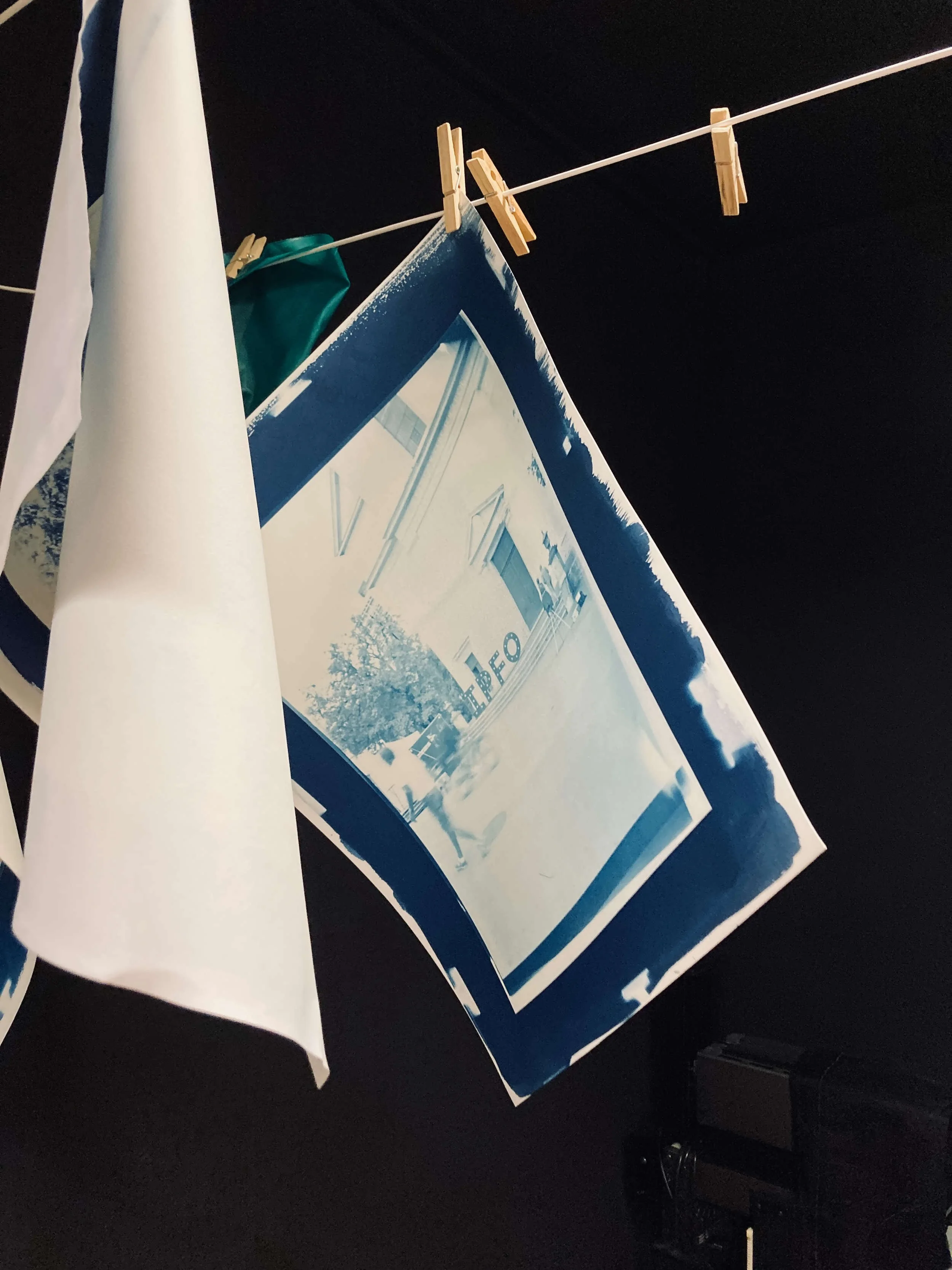 Plattenkamera-Workshop_IMG_2068_Cyanotypie-trocknet