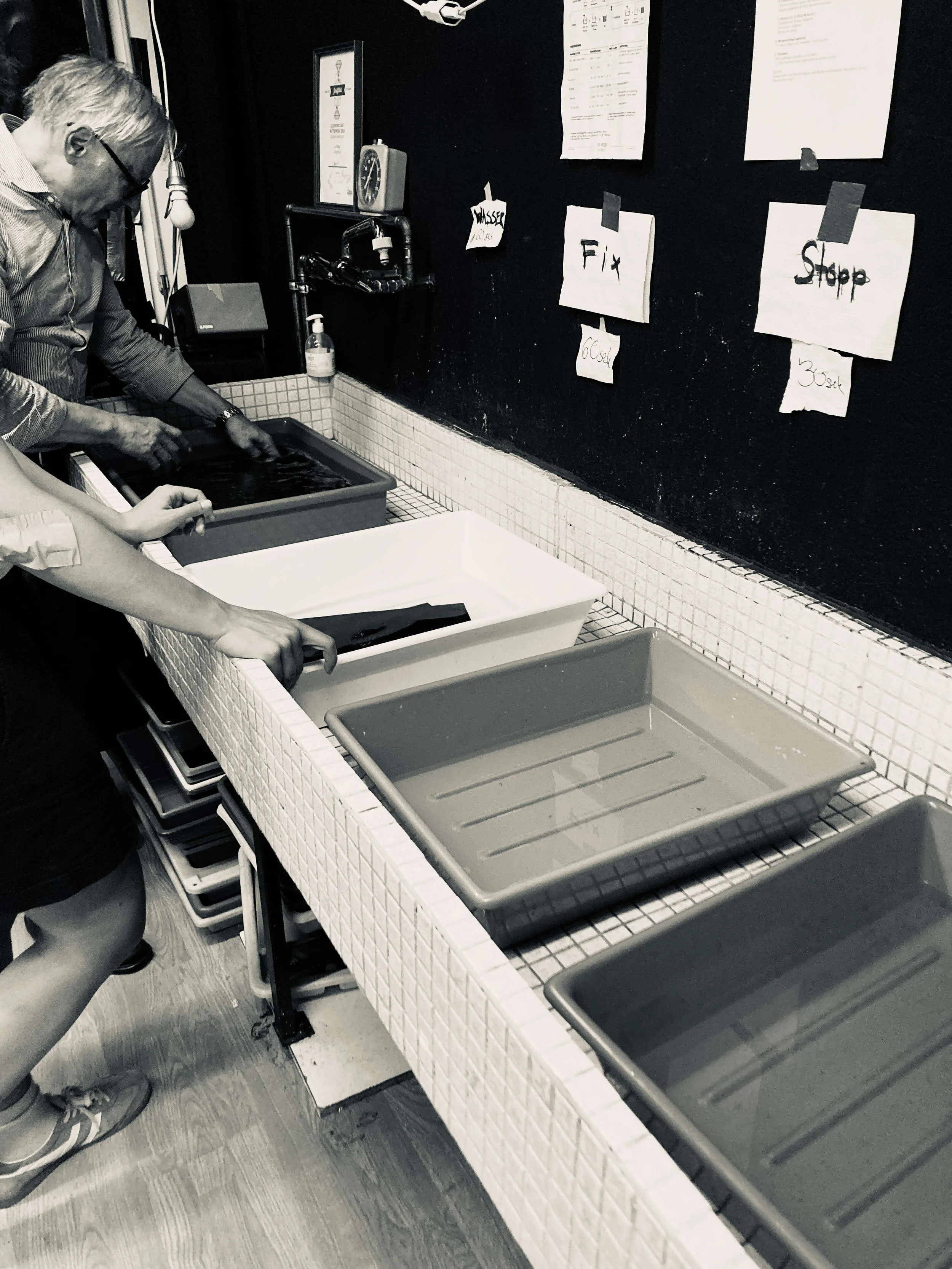 Plattenkamera-Workshop_IMG_2047_b/w_Entwicklung_Negative