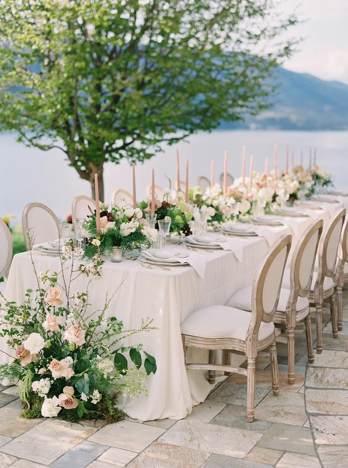 Twig & Bloom floral studio creating romantic, elegant flower arrangements in Victoria, Regina & Edmonton. We create florals for everyday moments, wedding designs, event flowers, bereavement flowers as well as hosting flower workshops.