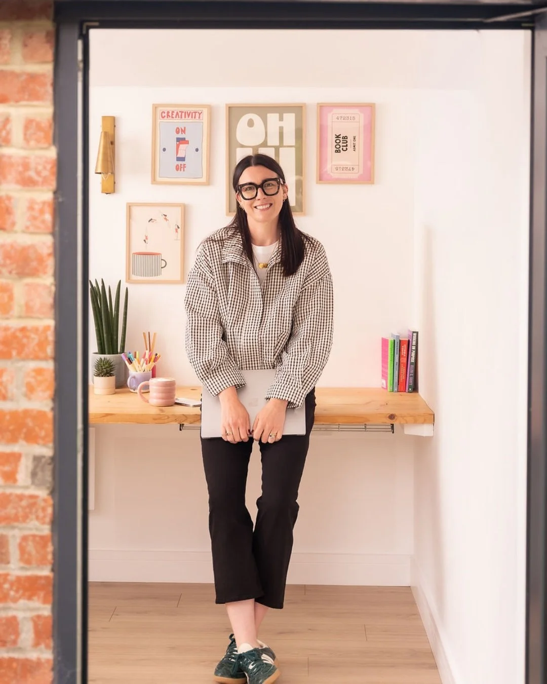 Hi. I&rsquo;m Harriet 👋🏻

I&rsquo;m the founder of HCxConsulting, a fractional marketing lead and strategic consultant.

I help ambitious businesses cut through marketing complexity and get clear on three things:

Who are we really trying to reach?