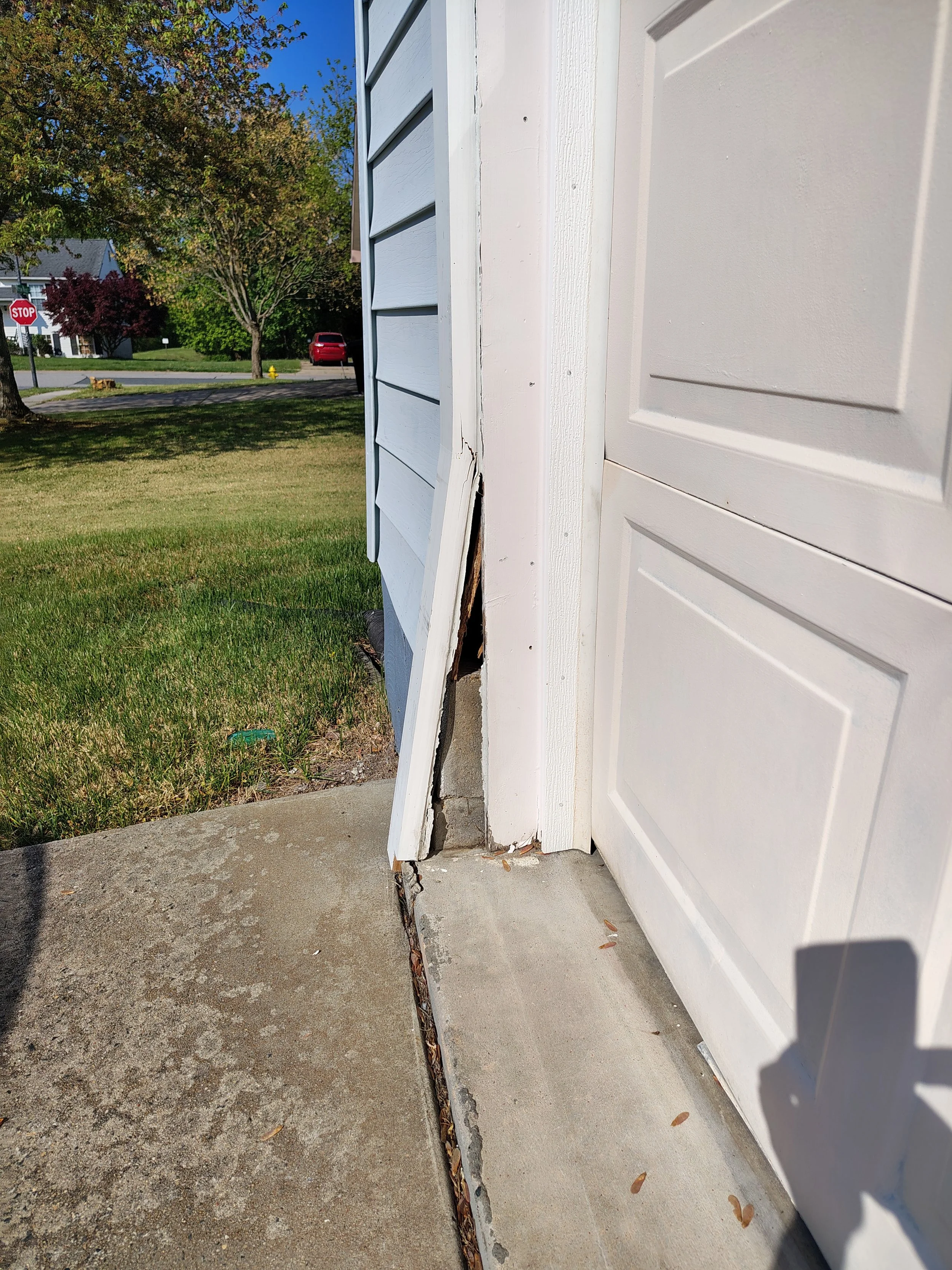 Before: The home’s exterior in Bel Air MD showed clear signs of aging and storm damage, including cracked vinyl siding, fading colors, warped panels, and moisture damage around the walls. The outdated siding reduced curb appeal and left the home vuln