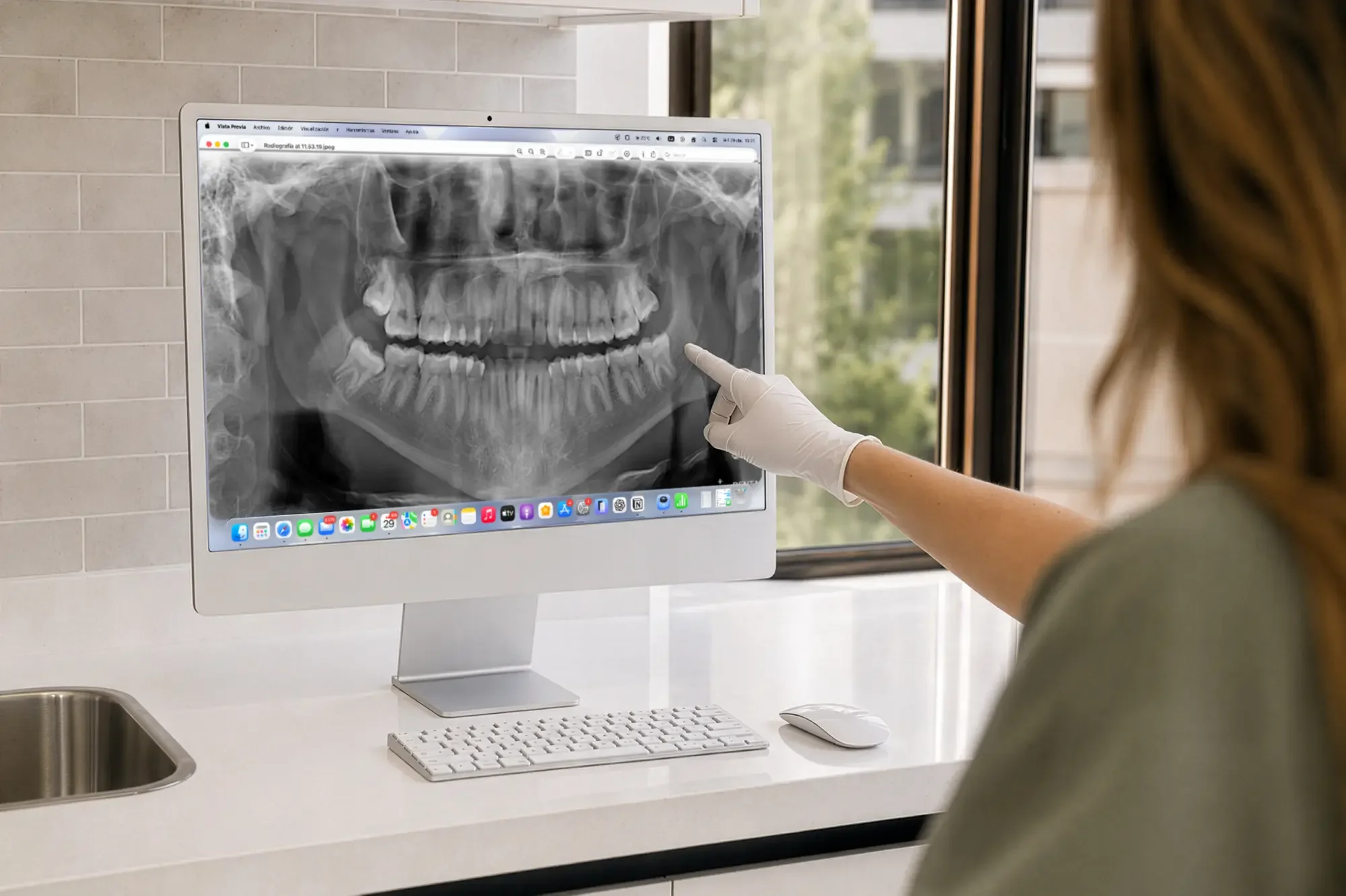 Dentista en Providencia revisando radiografía panorámica de muelas del juicio en Clínica Aires