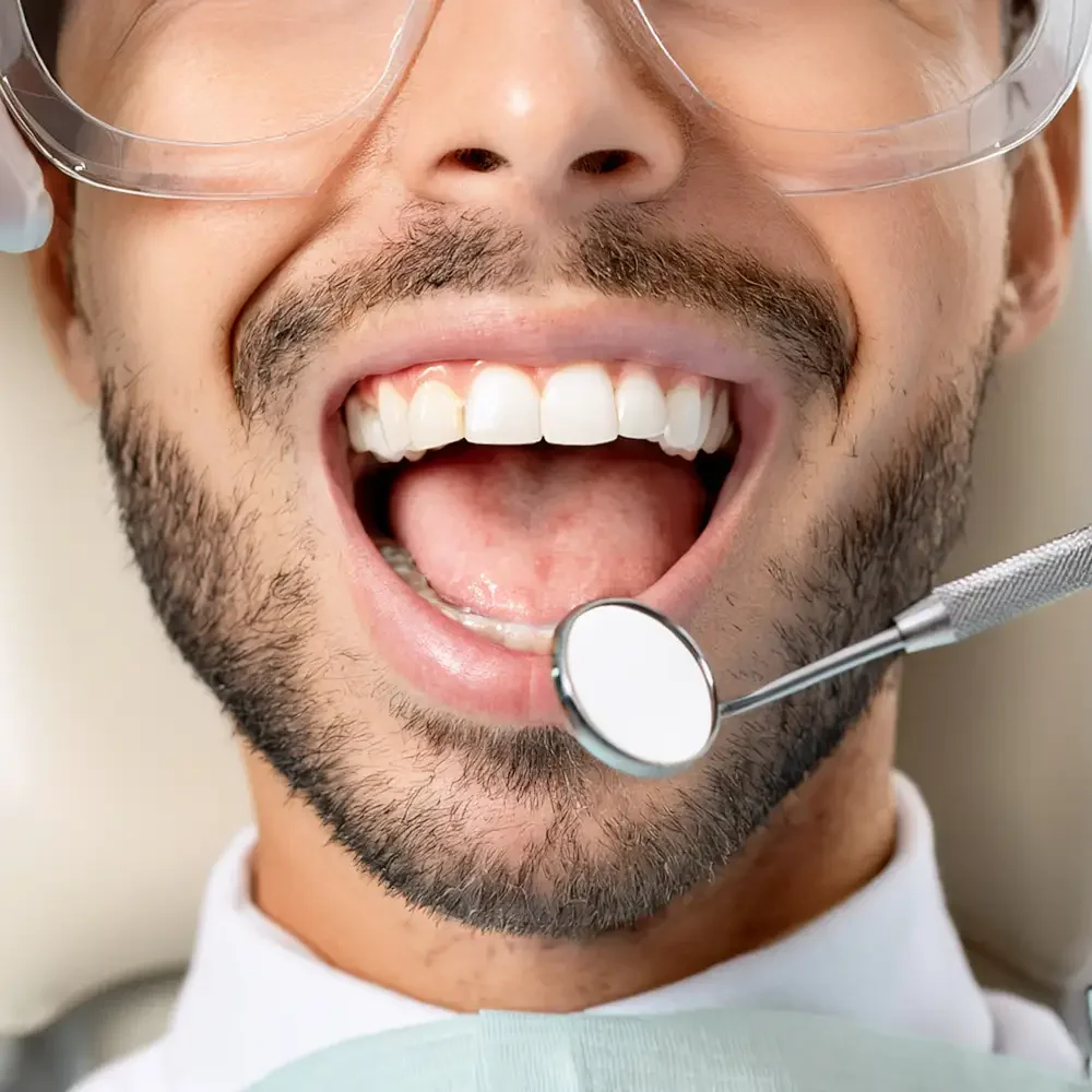 Paciente de Patología oral mostrando su lengua