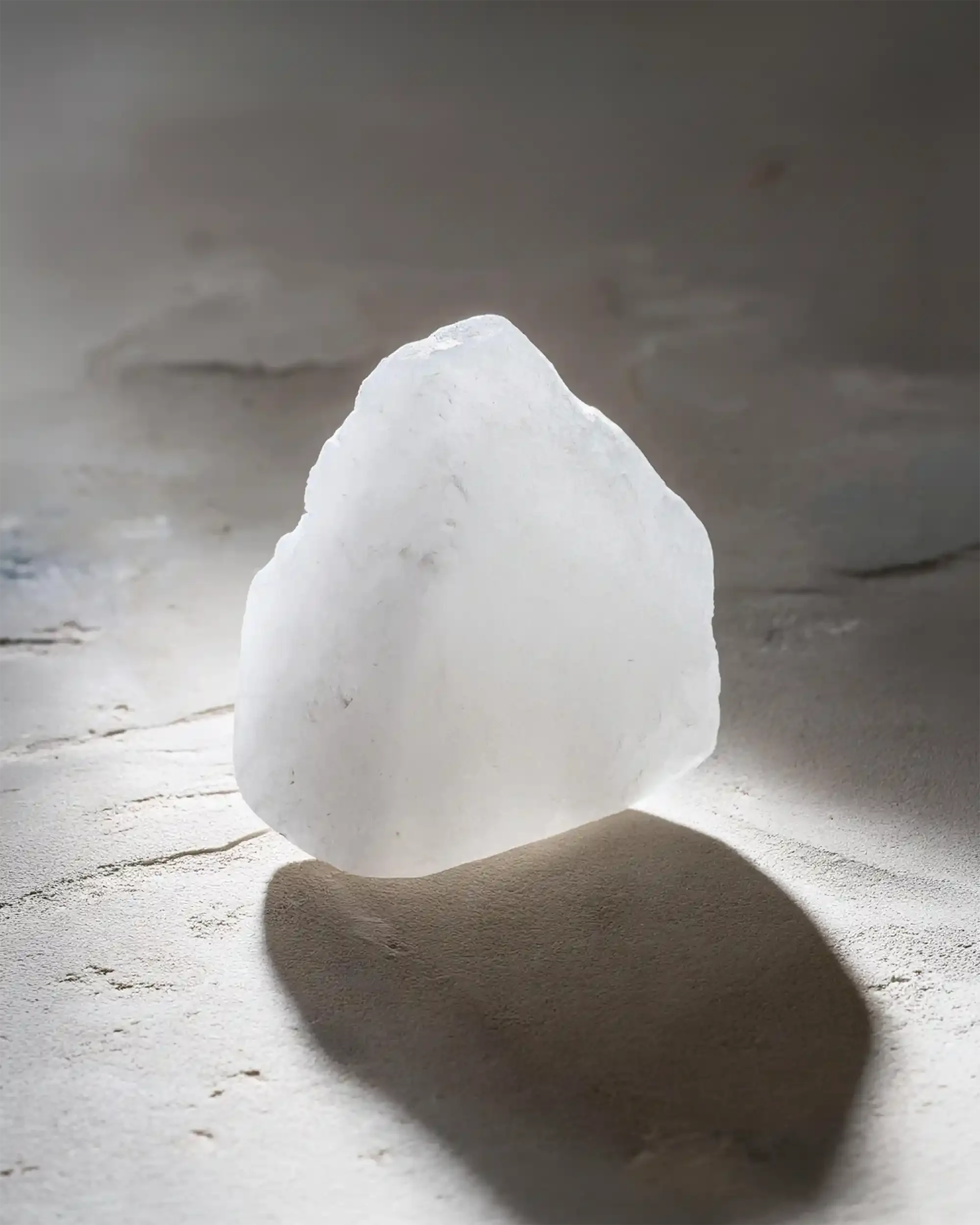 Fluoración dental, mineral sobre superficie de piedra.