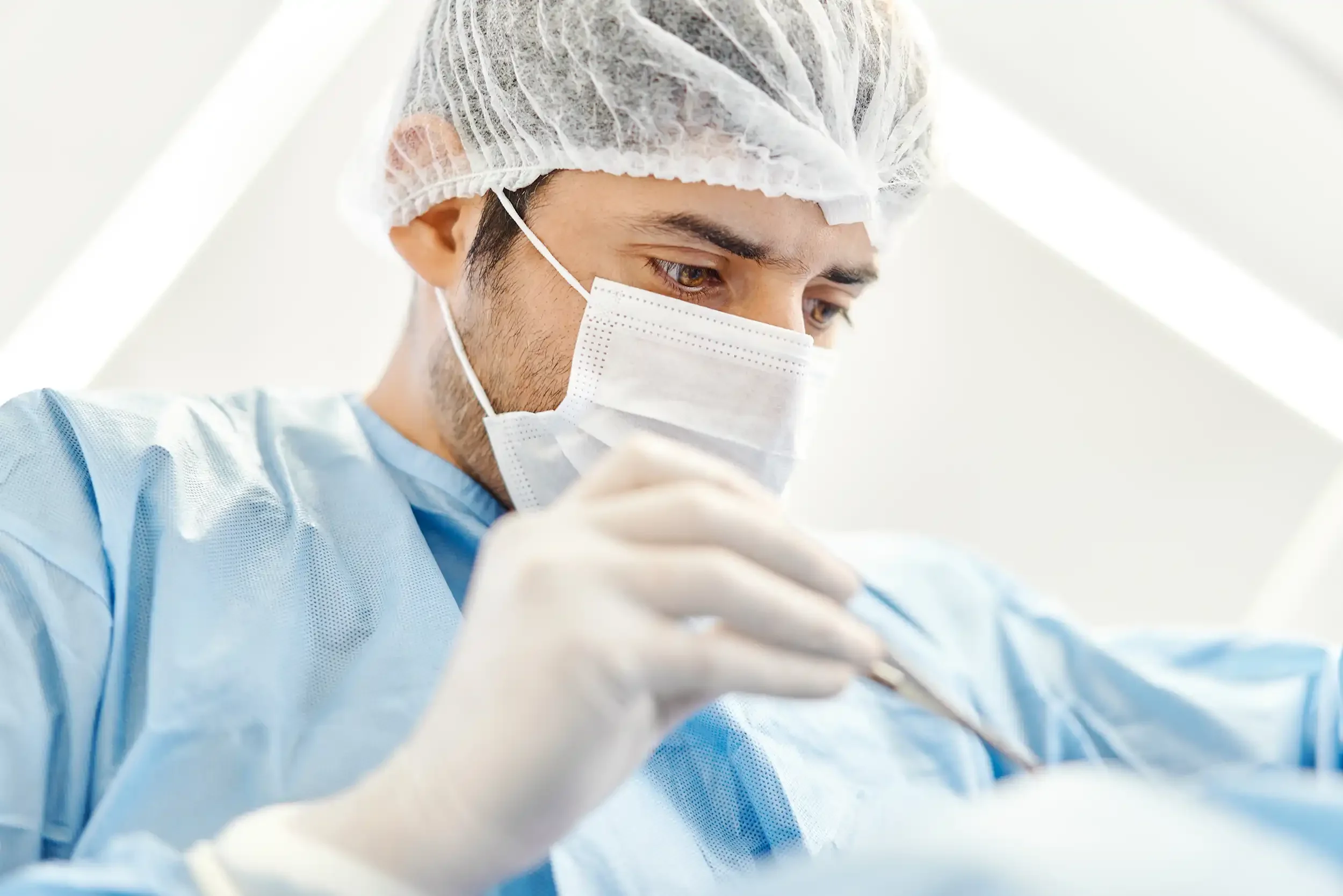 Periodoncista evaluando encías en clínica dental en Providencia, Santiago
