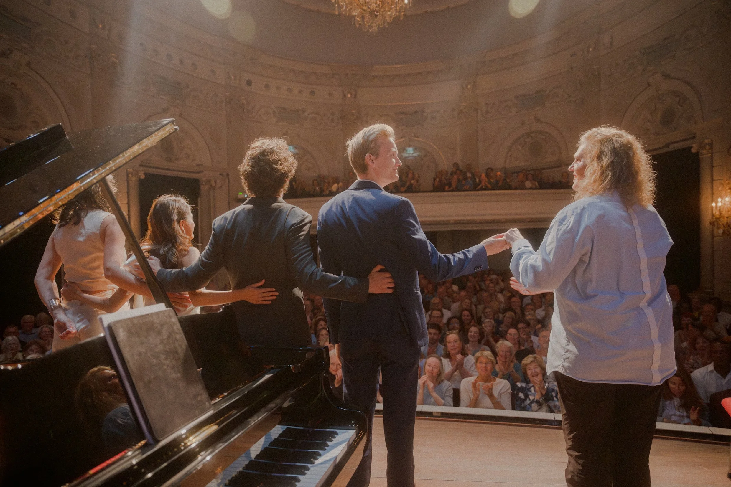 Grote zangers Masterclass met Eva Maria Westbroek. Op podium tijdens na de voorstelling met zangers. De kleine zaal van het Concertgebouw met een publiek dat applaudisseert.