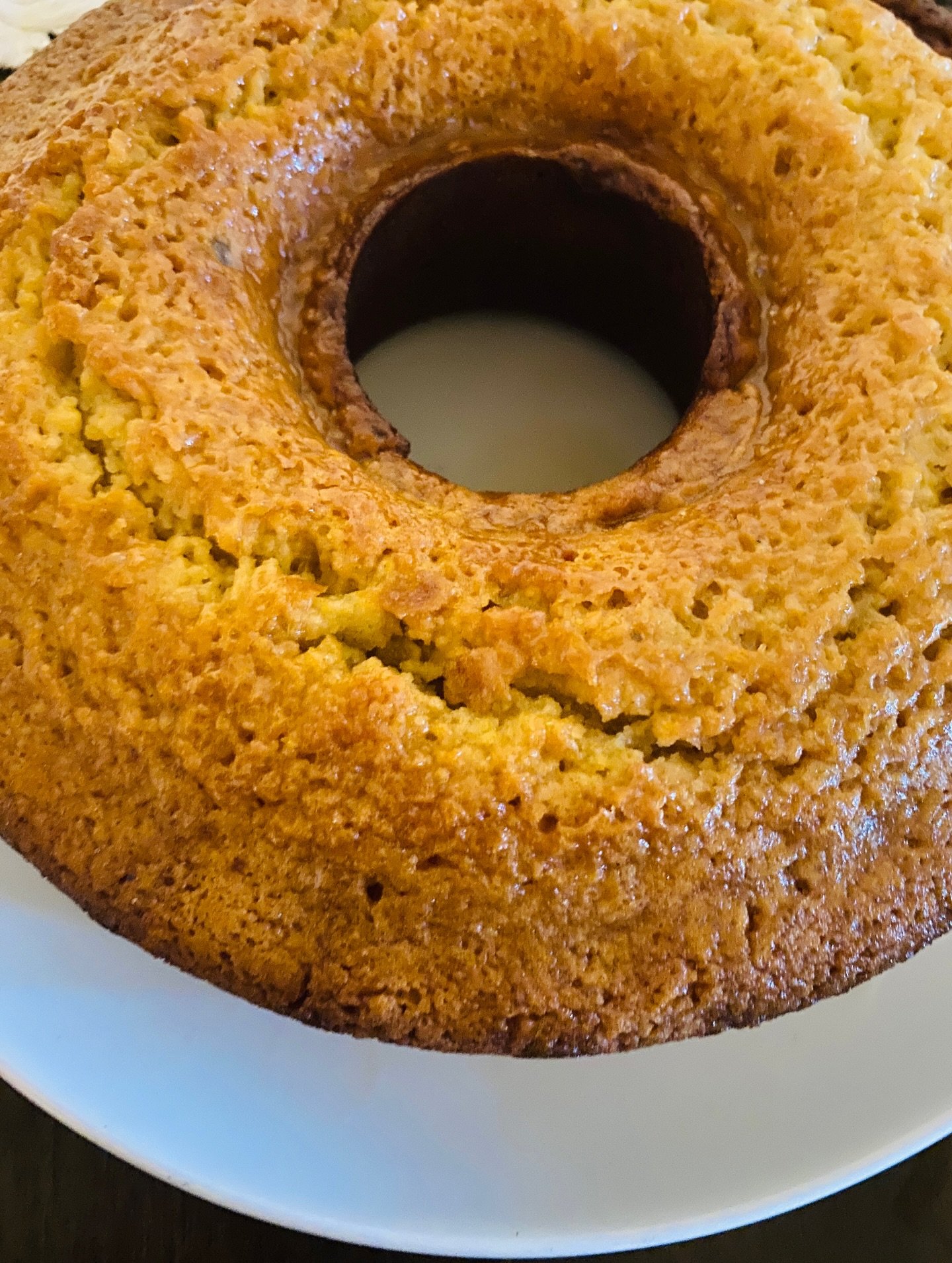 No mixer. ❌
No butter. 🧈
Still rich, soft, and full of flavor. 🤍

This honey vanilla pound cake comes together quickly with pantry staples and gets finished with a warm maple syrup soak that keeps it moist for days. Simple, homemade, and so good wi